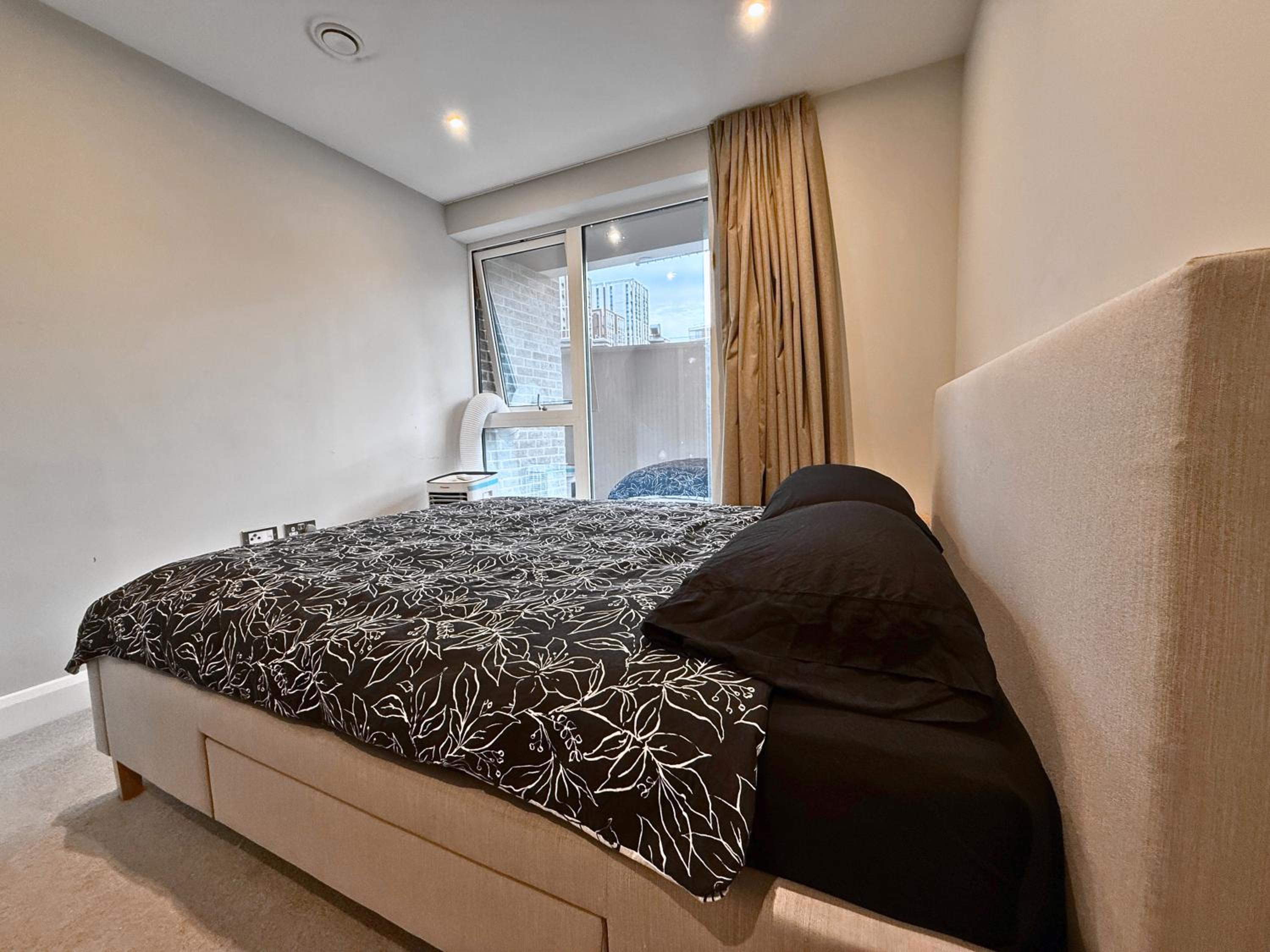 1600ft 2Bed 3Bath near Battersea Power Station, Private Gated & AC, 1000MB Fast Internet speed