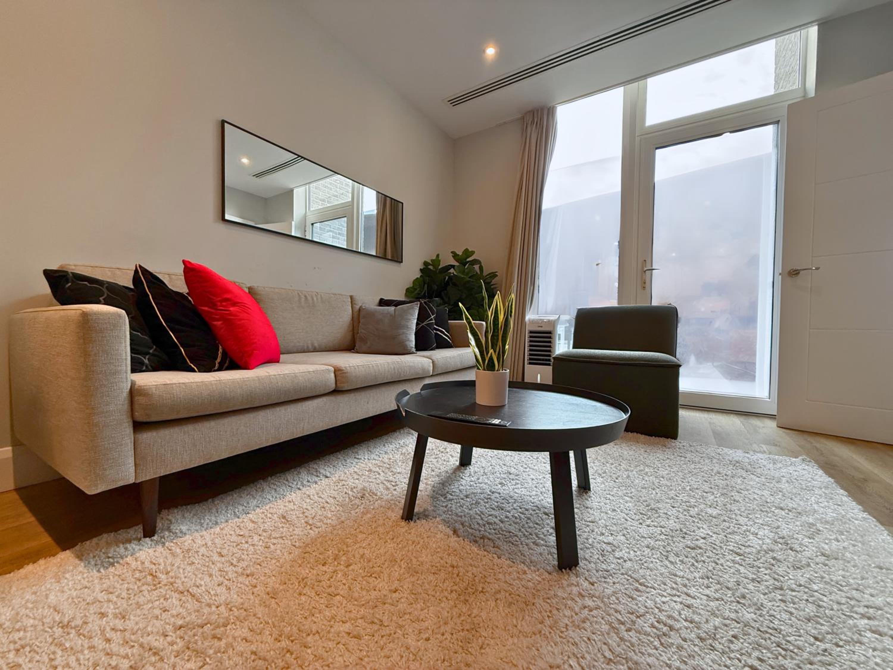 1600ft 2Bed 3Bath near Battersea Power Station, Private Gated & AC, 1000MB Fast Internet speed
