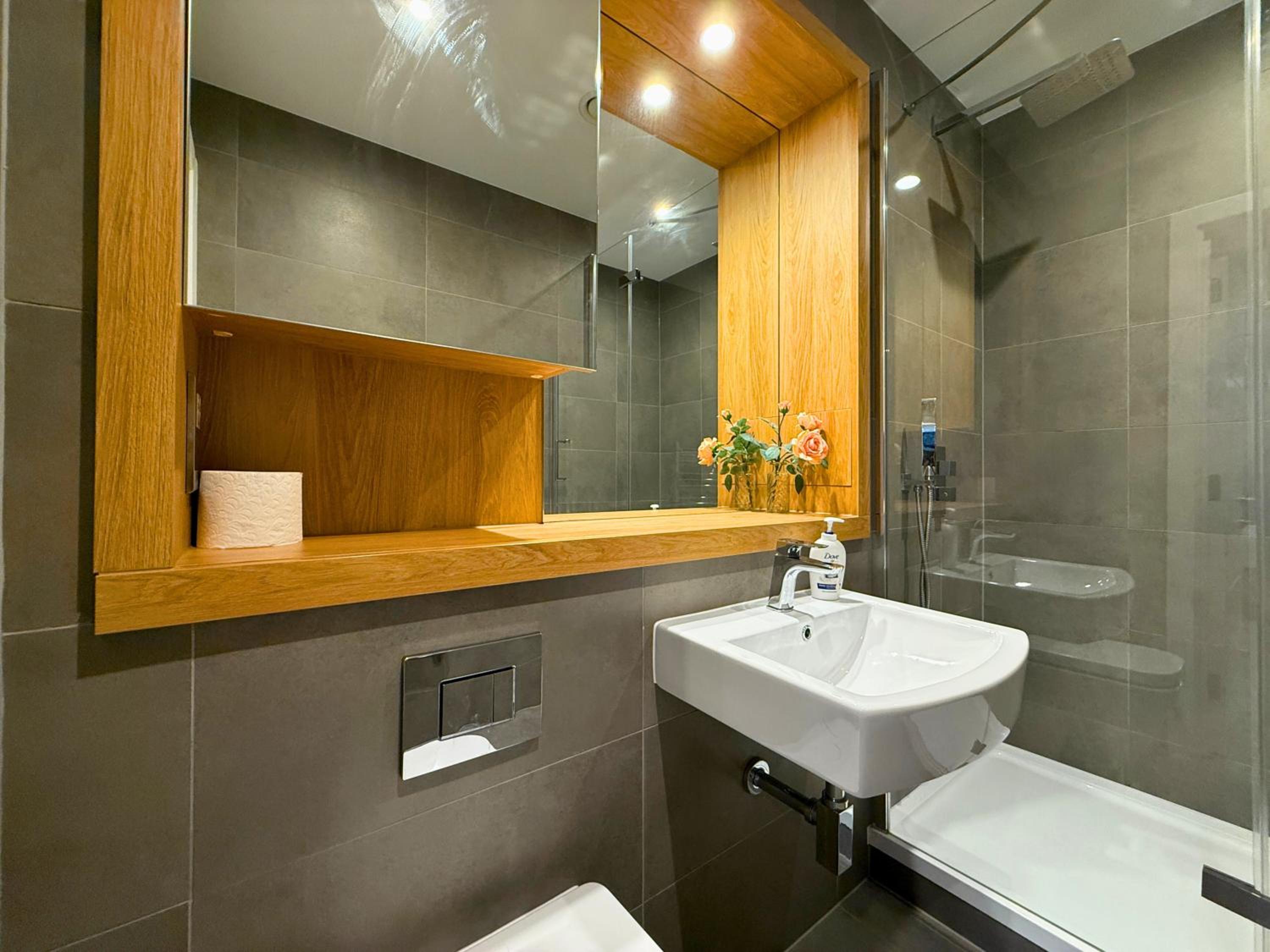 1600ft 2Bed 3Bath near Battersea Power Station, Private Gated & AC, 1000MB Fast Internet speed