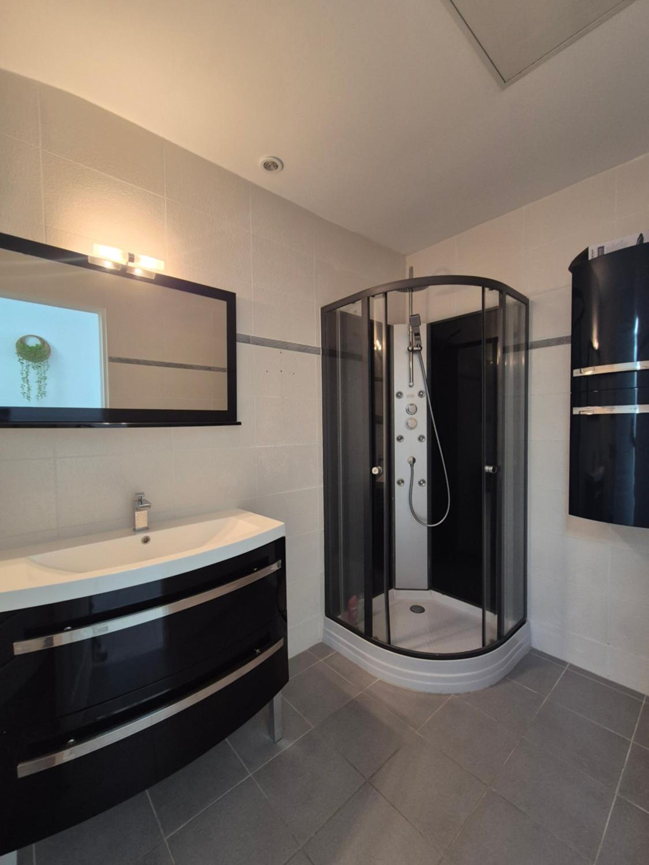 La longère du Moulin, logement T2 indépendant tout équipé avec cuisine, parking individuel avec portail, salon de jardin, belle grande chambre