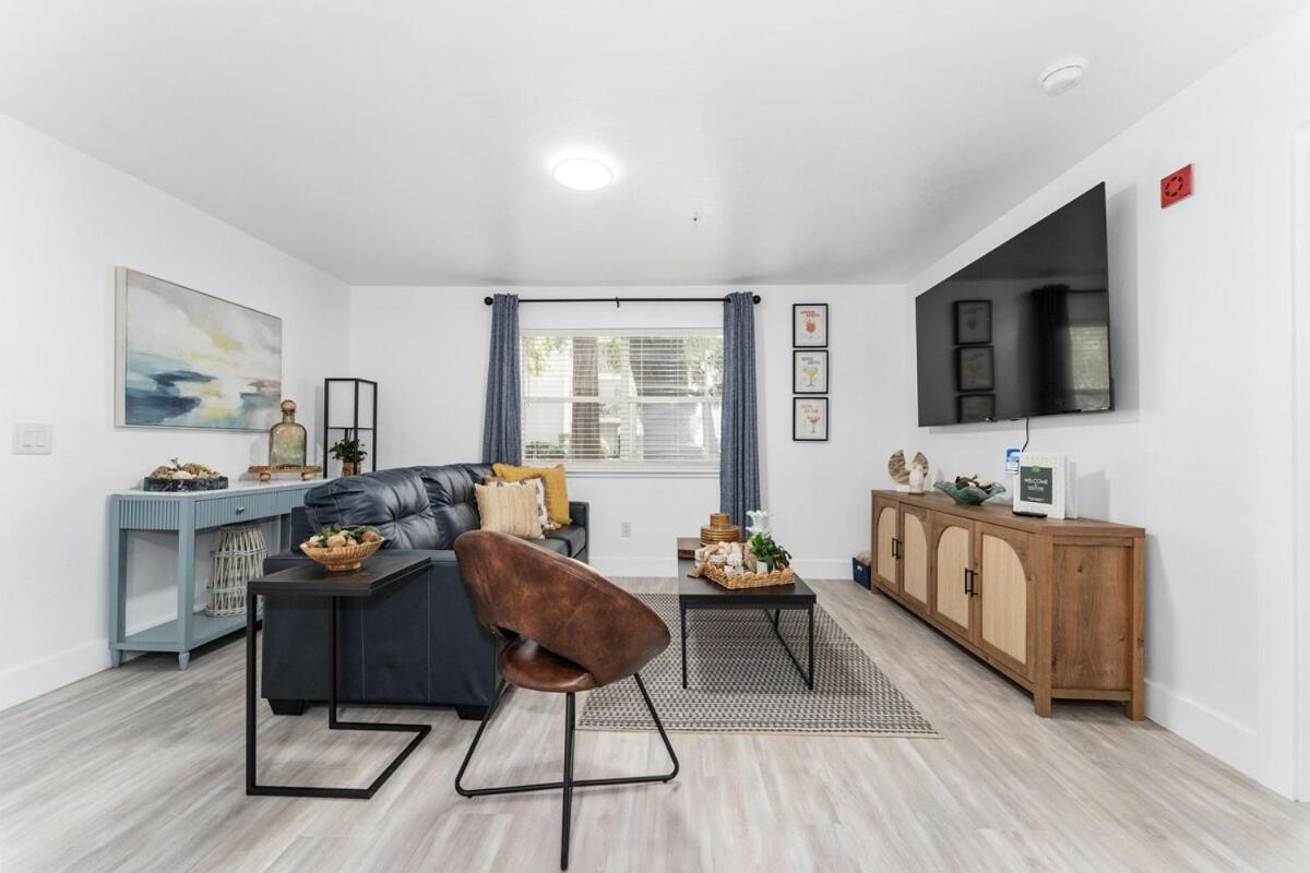 Cozy UF condo off Archer Road - Near Shands & VA !
