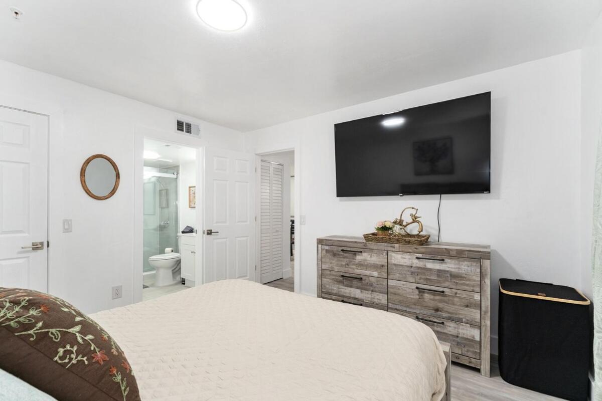 Cozy UF condo off Archer Road - Near Shands & VA !