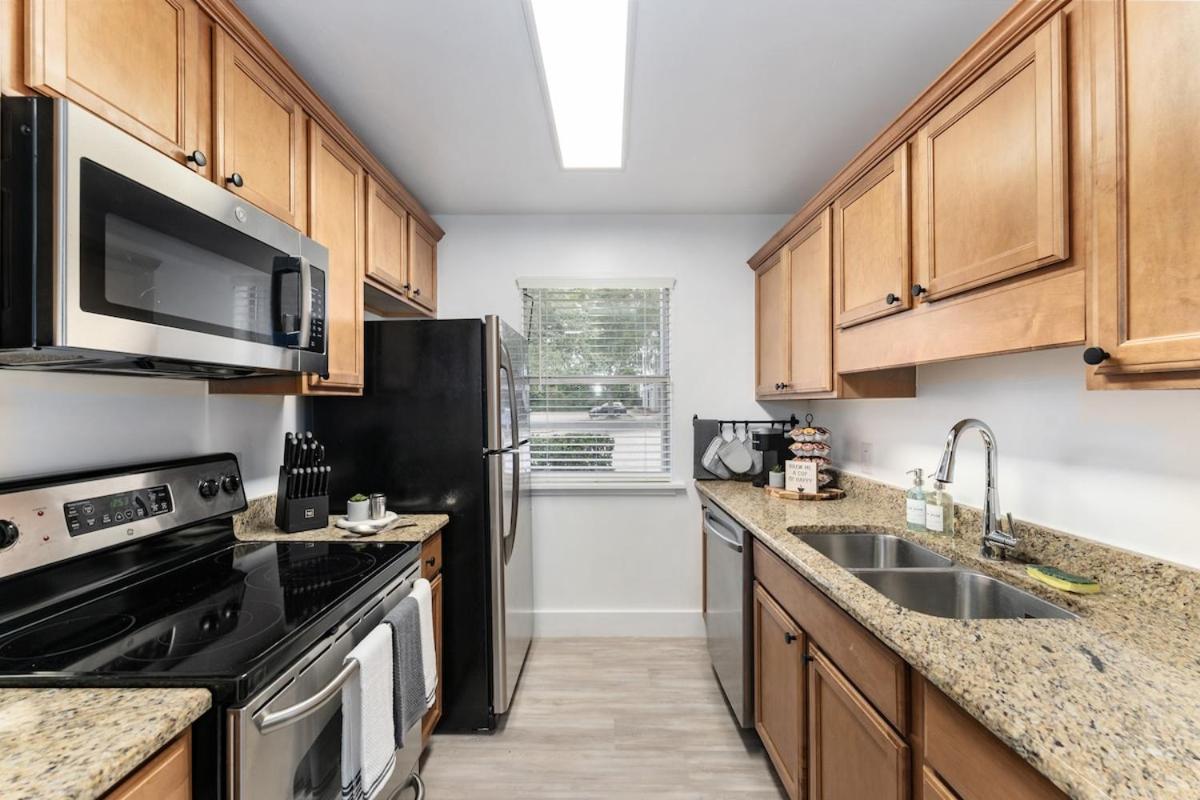Cozy UF condo off Archer Road - Near Shands & VA !
