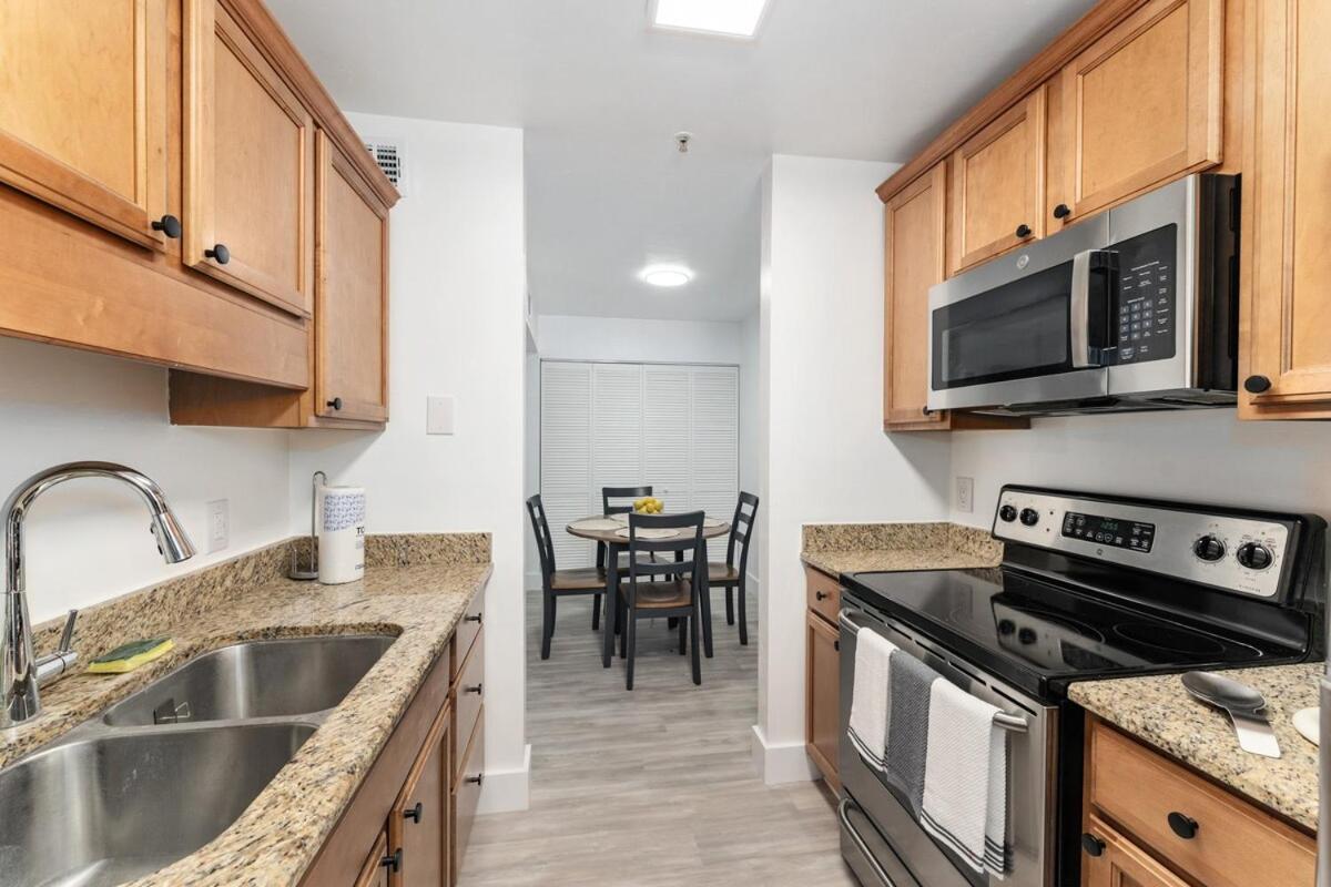 Cozy UF condo off Archer Road - Near Shands & VA !