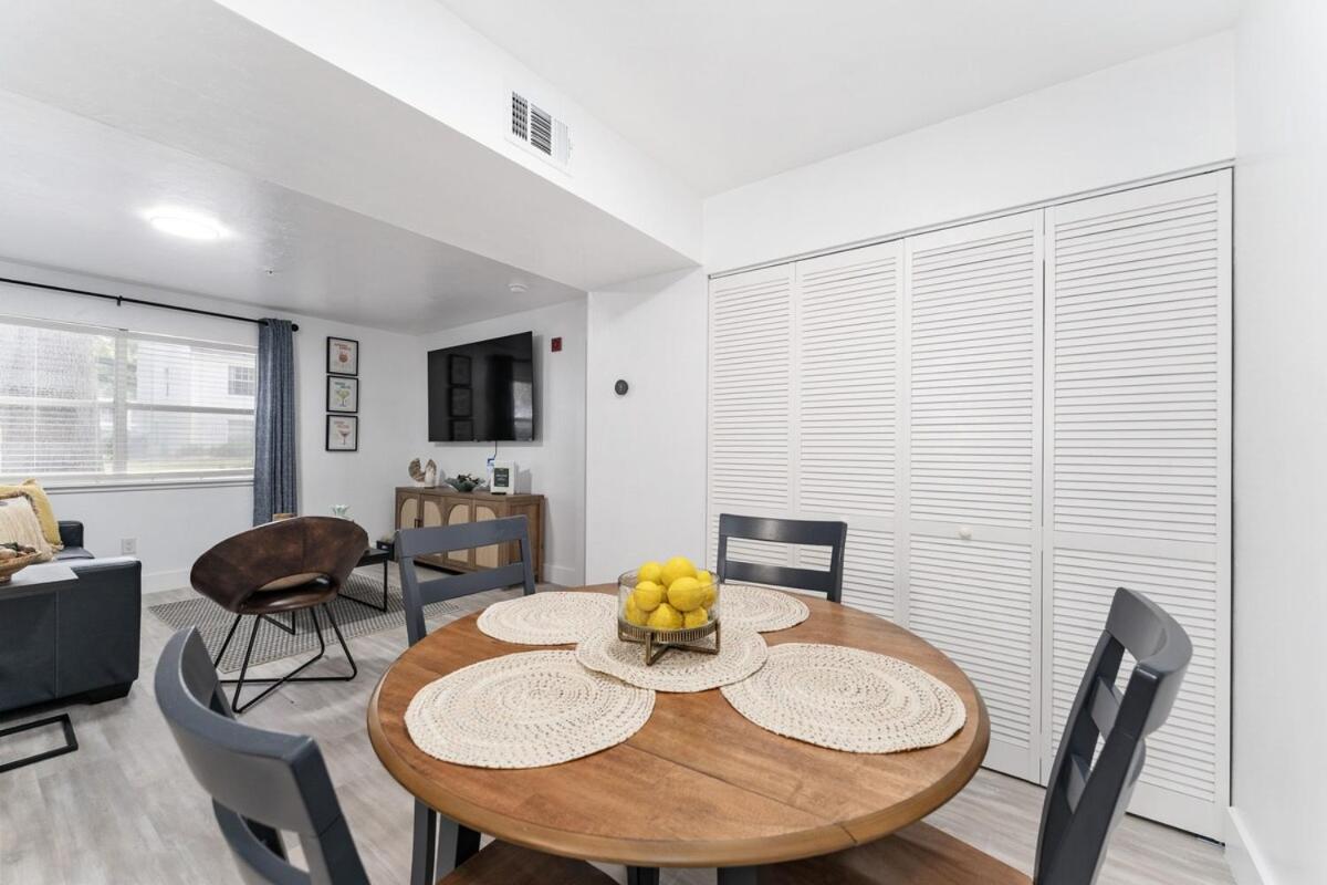 Cozy UF condo off Archer Road - Near Shands & VA !