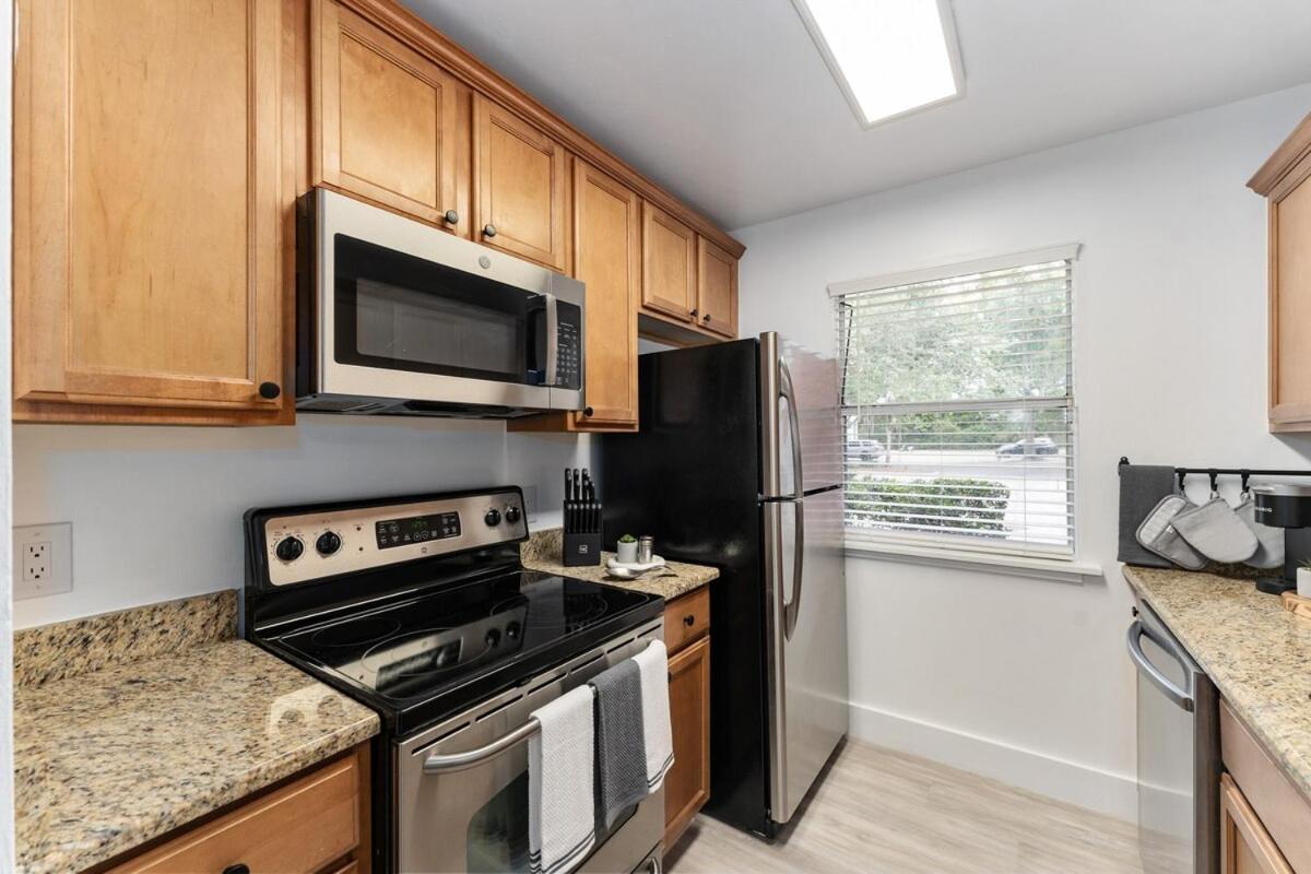 Cozy UF condo off Archer Road - Near Shands & VA !