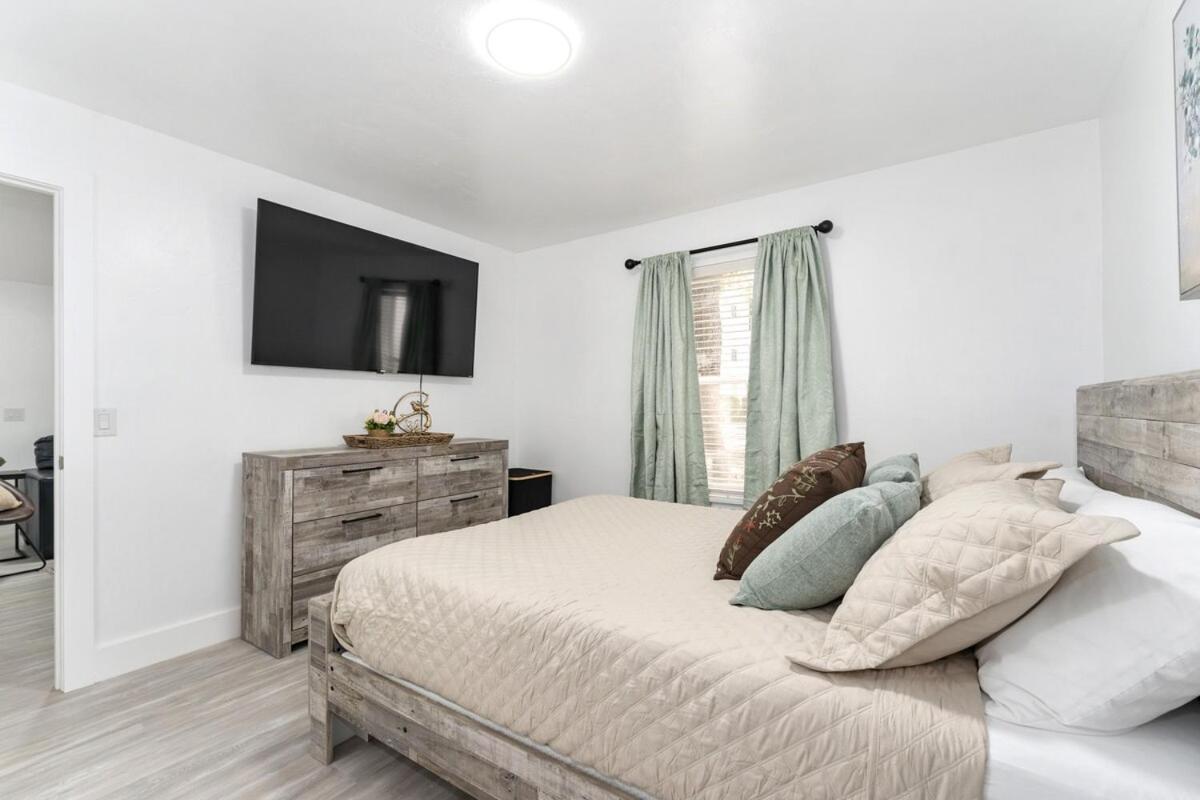 Cozy UF condo off Archer Road - Near Shands & VA !