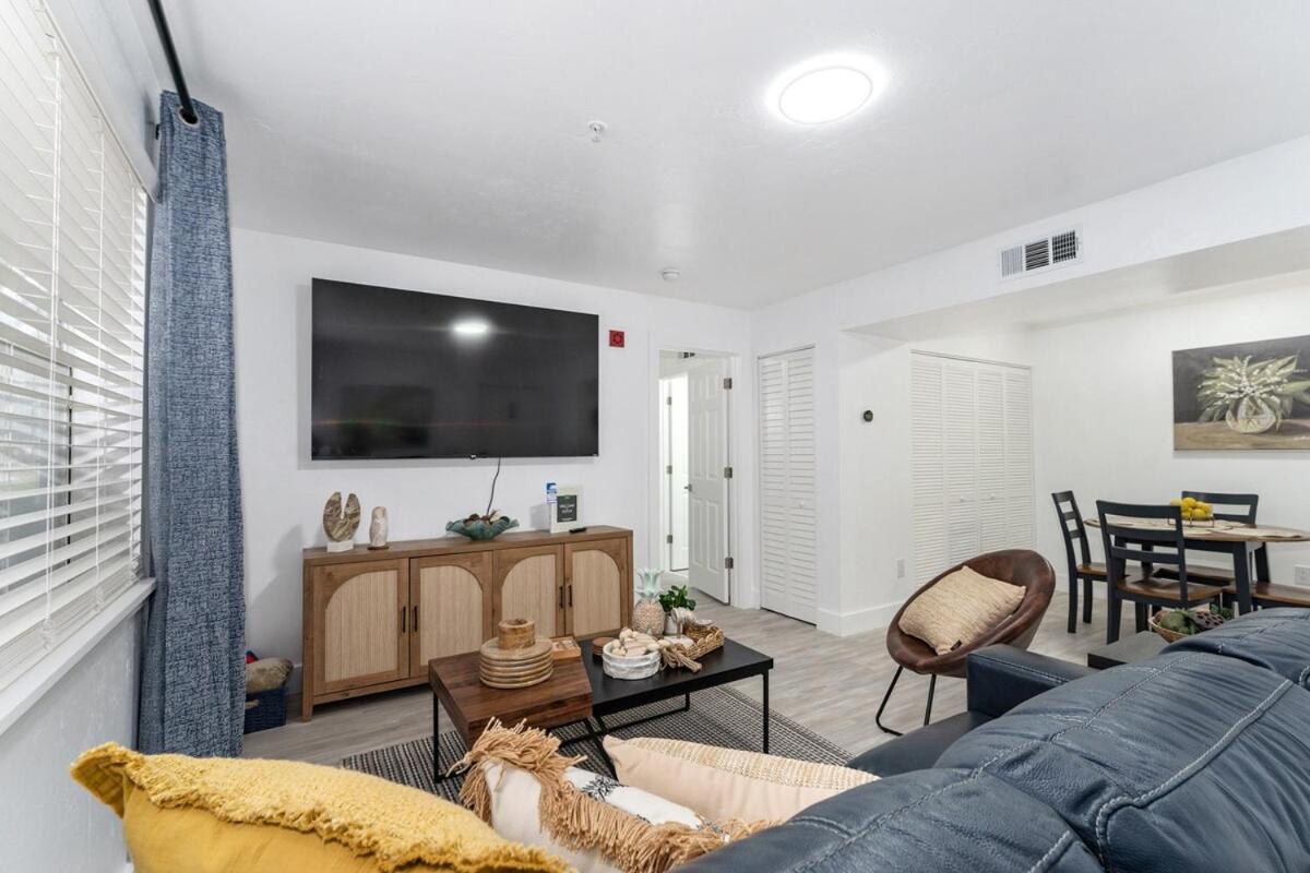 Cozy UF condo off Archer Road - Near Shands & VA !