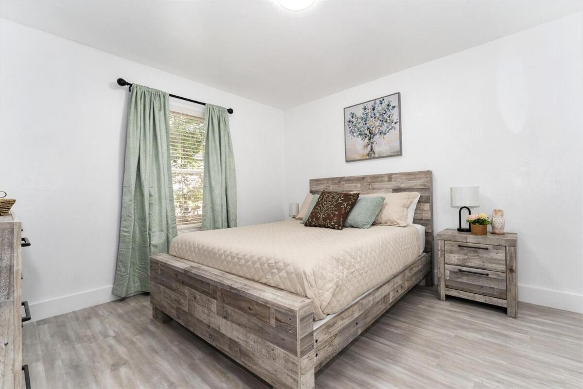 Cozy UF condo off Archer Road - Near Shands & VA !