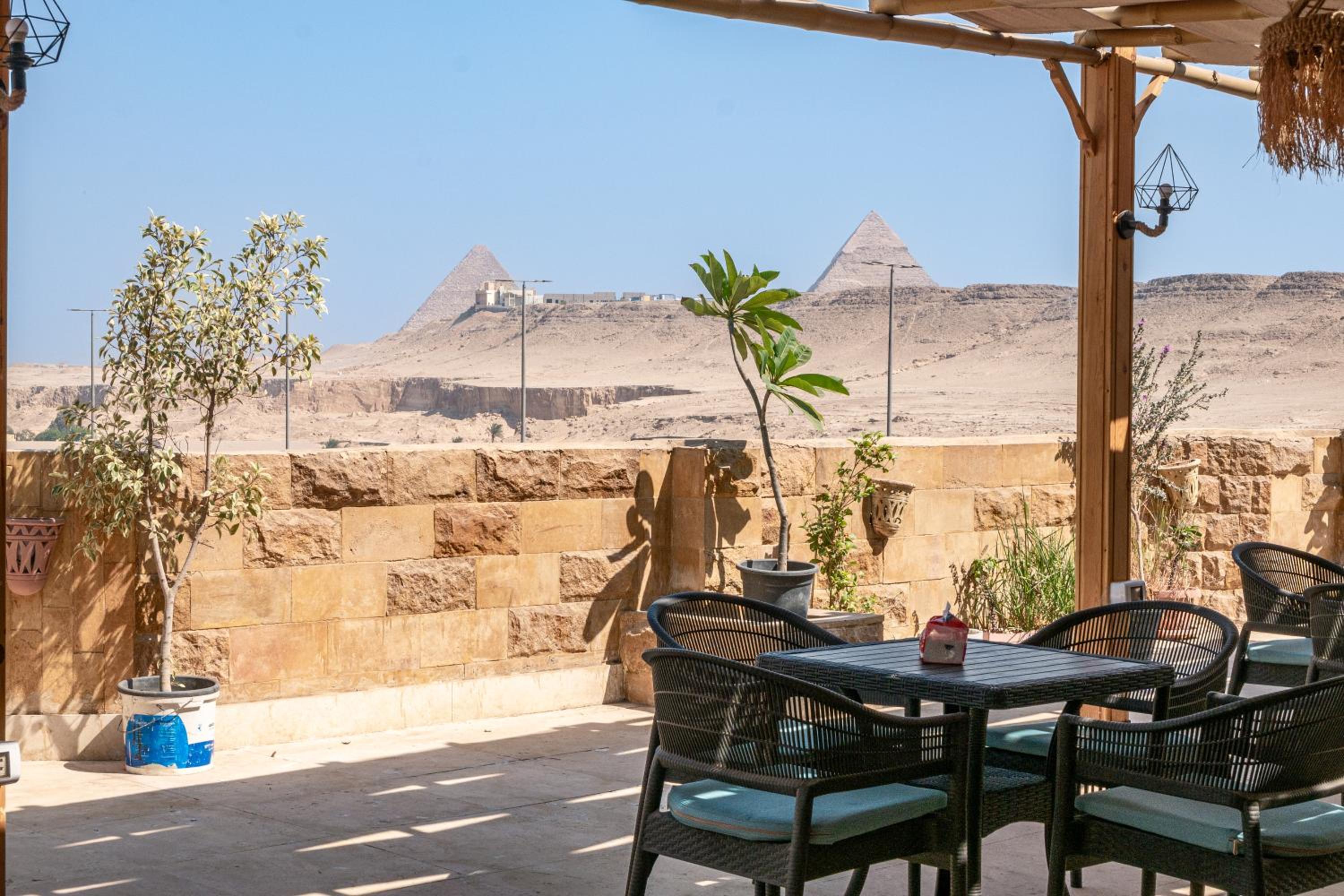 Pyramidia Serene with Rooftop, Pool & pyramids view