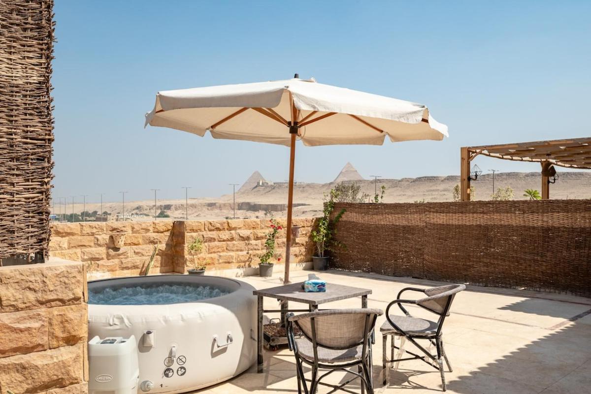 Pyramidia Serene with Rooftop, Pool & pyramids view