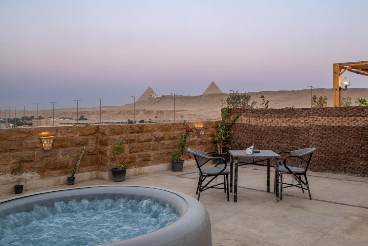 Pyramidia Serene with Rooftop, Pool & pyramids view
