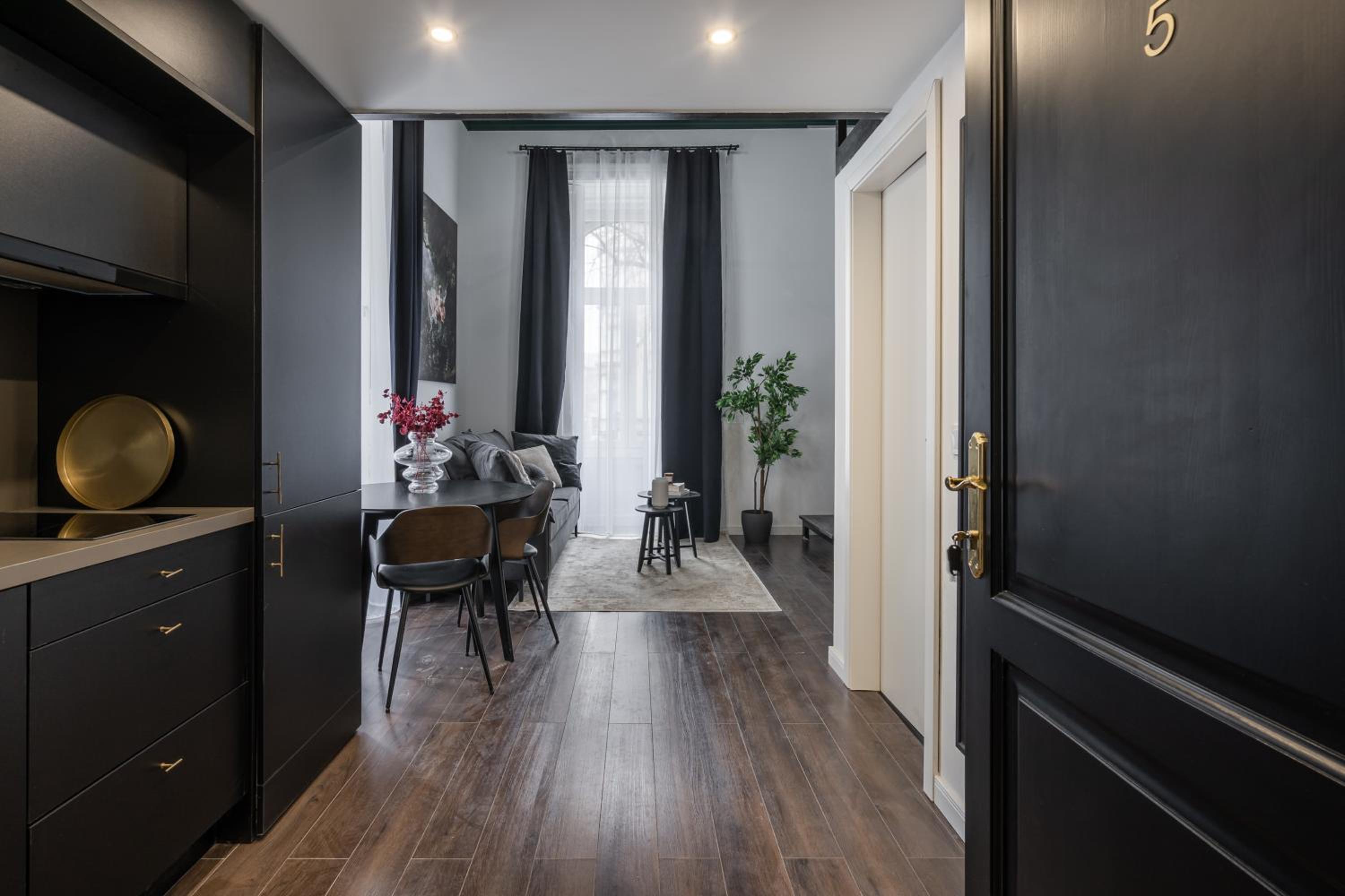 E41 - Trendy Boutique Apartments - Prime Spot by BQA