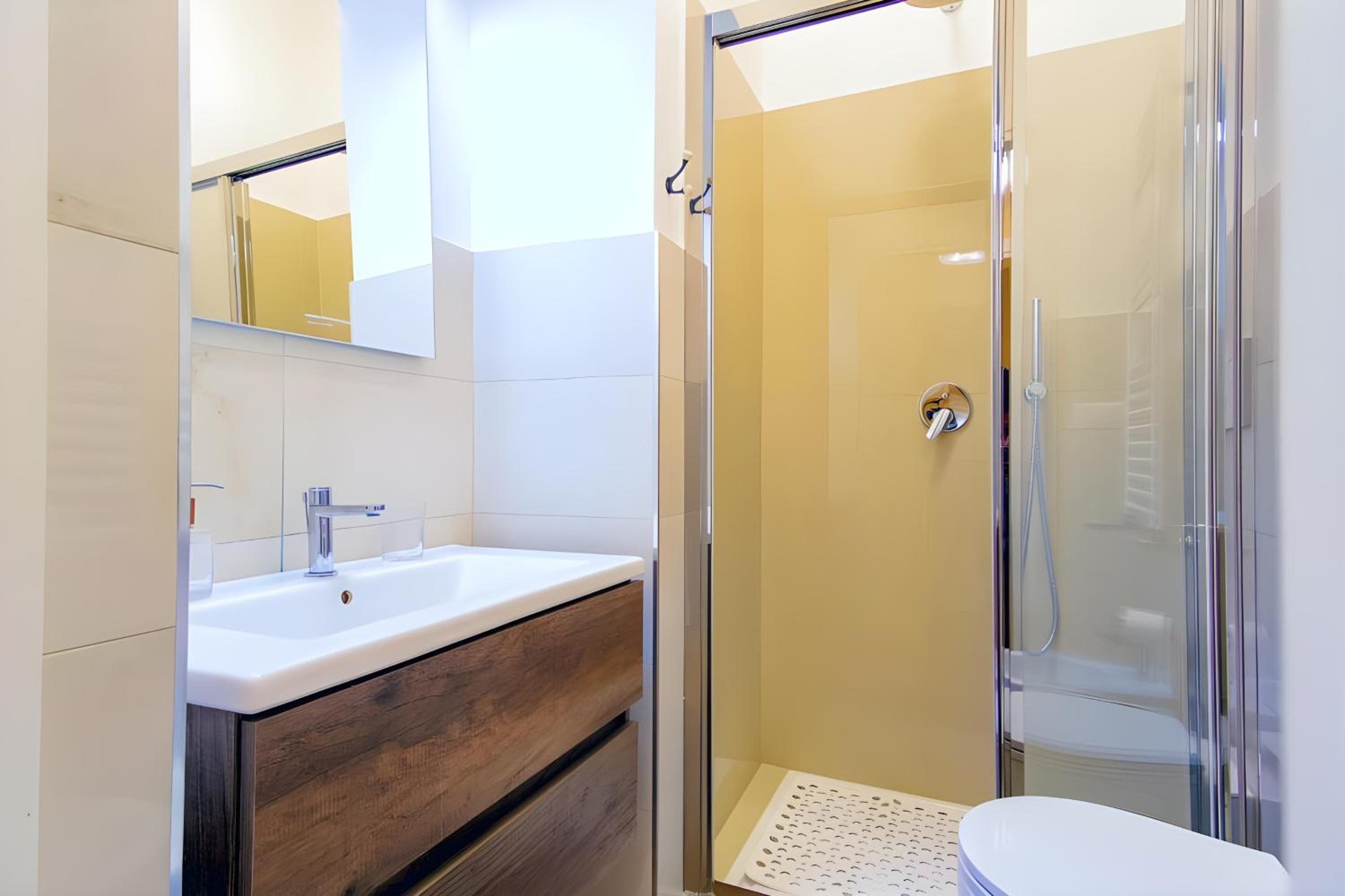 Elegantis Milos Suite Apartment - Your Chic Retreat in Central Rome