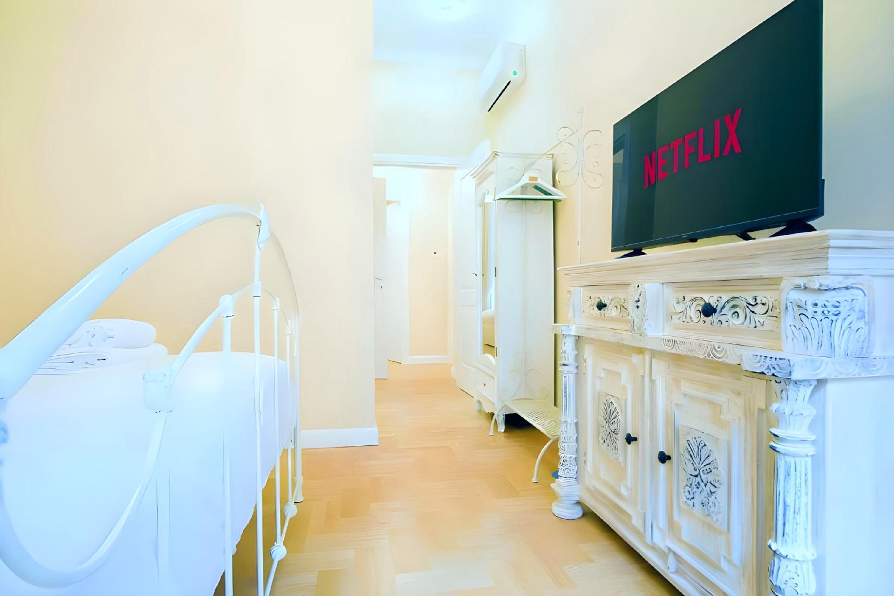 Elegantis Milos Suite Apartment - Your Chic Retreat in Central Rome