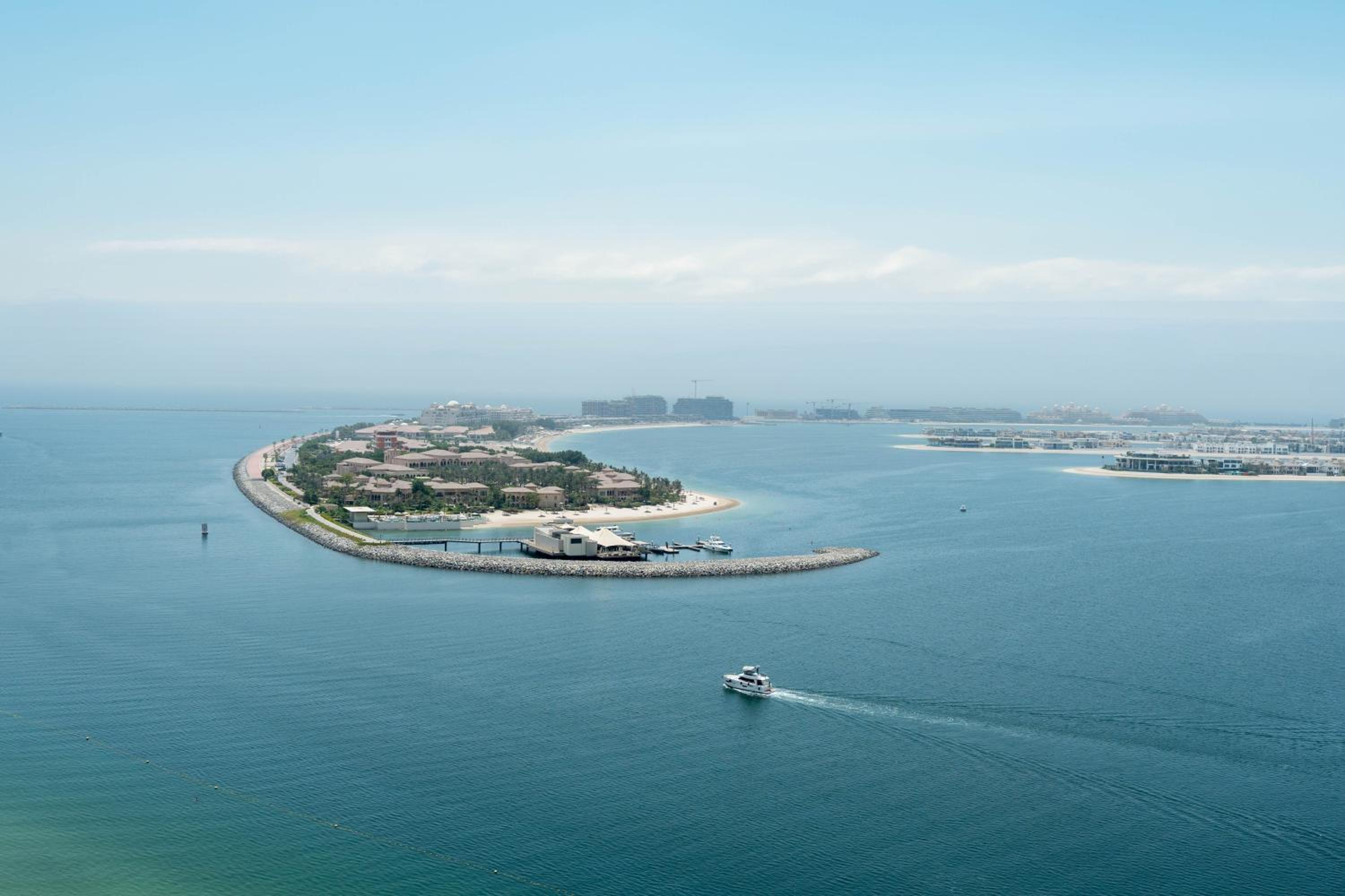 KeyRock - Stylish 2BR Apt with Palm Jumeirah View, Balcony , Pool & Gym Access