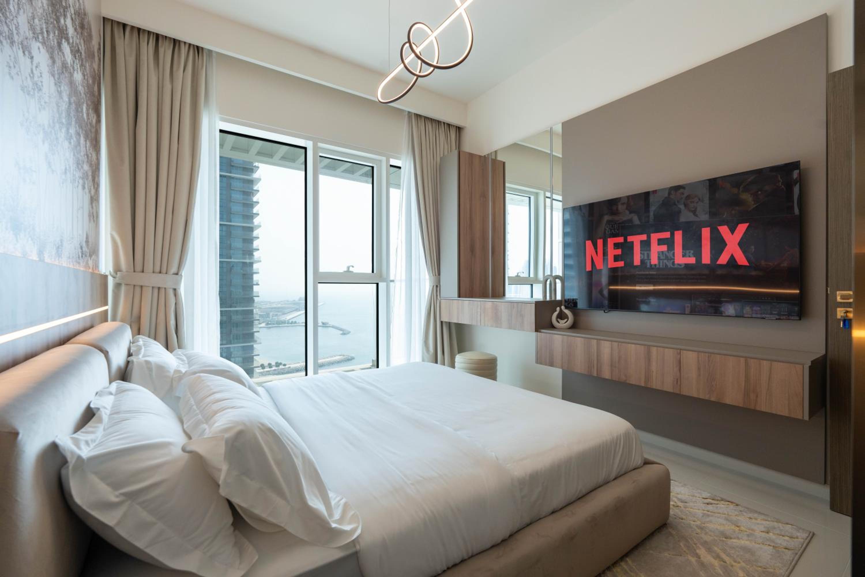 KeyRock - Stylish 2BR Apt with Palm Jumeirah View, Balcony , Pool & Gym Access