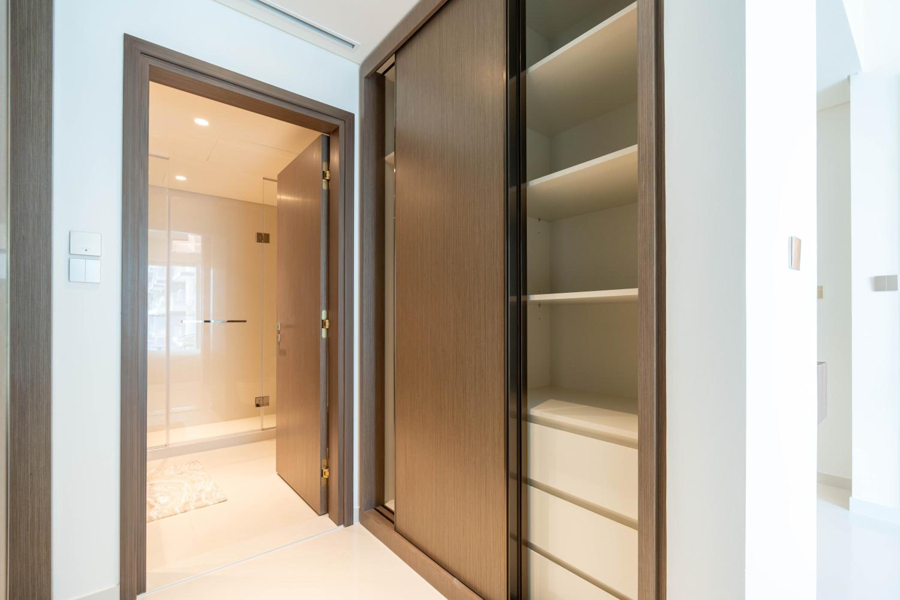 KeyRock - Stylish 2BR Apt with Palm Jumeirah View, Balcony , Pool & Gym Access