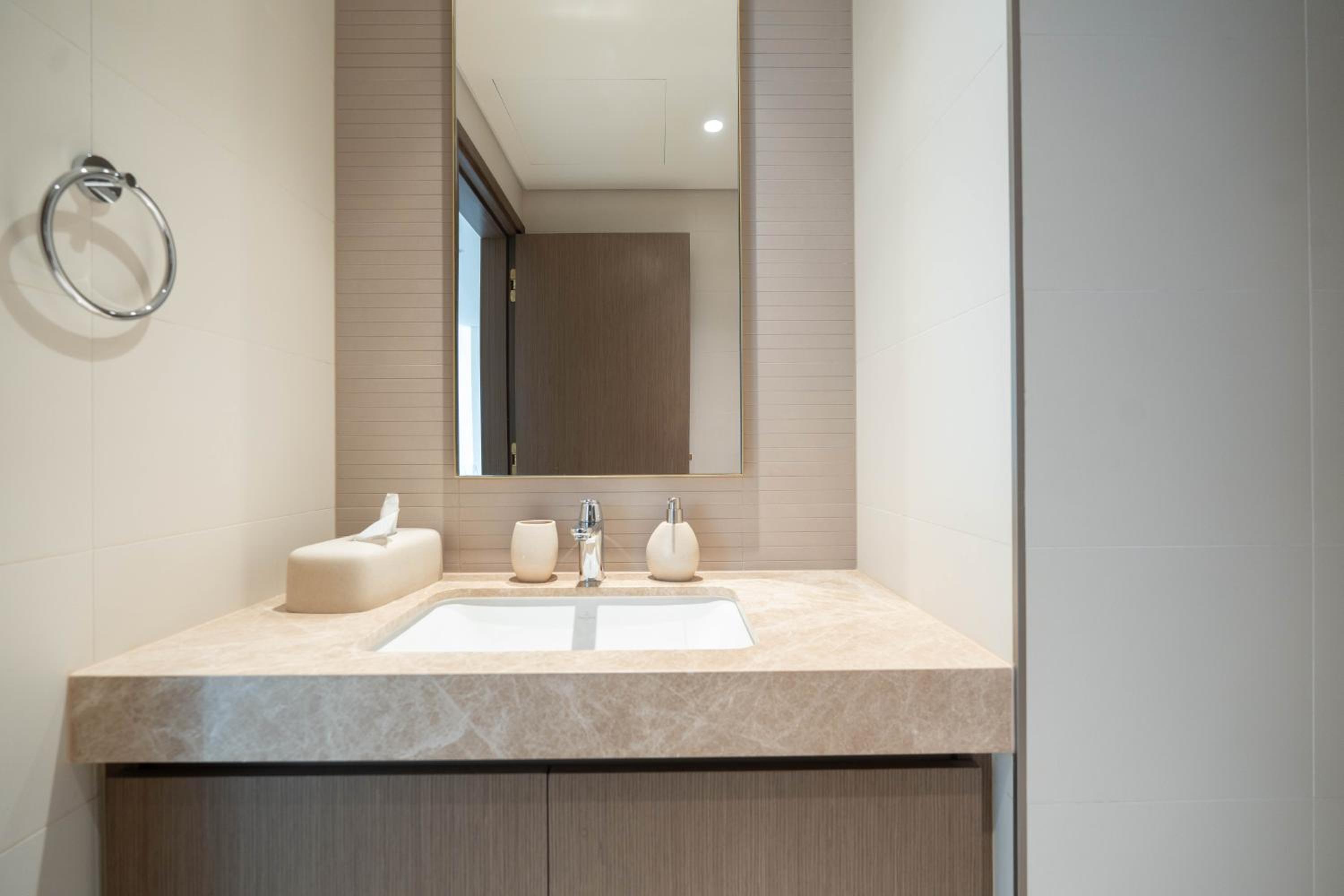 KeyRock - Stylish 2BR Apt with Palm Jumeirah View, Balcony , Pool & Gym Access