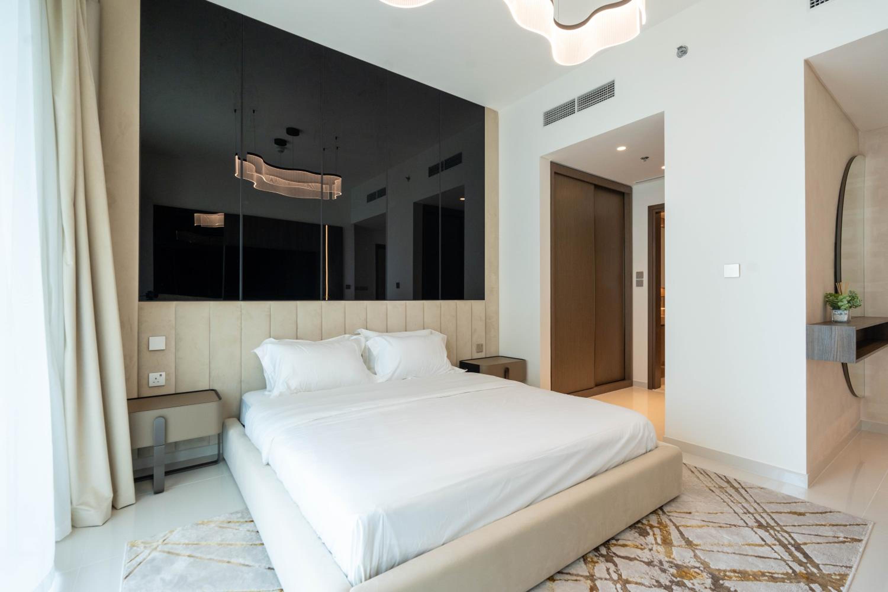 KeyRock - Stylish 2BR Apt with Palm Jumeirah View, Balcony , Pool & Gym Access