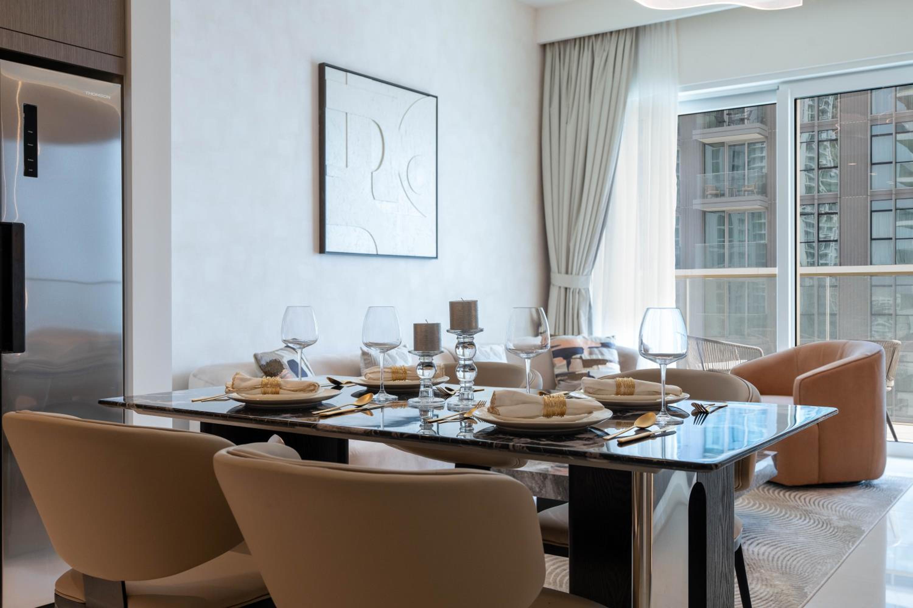 KeyRock - Stylish 2BR Apt with Palm Jumeirah View, Balcony , Pool & Gym Access
