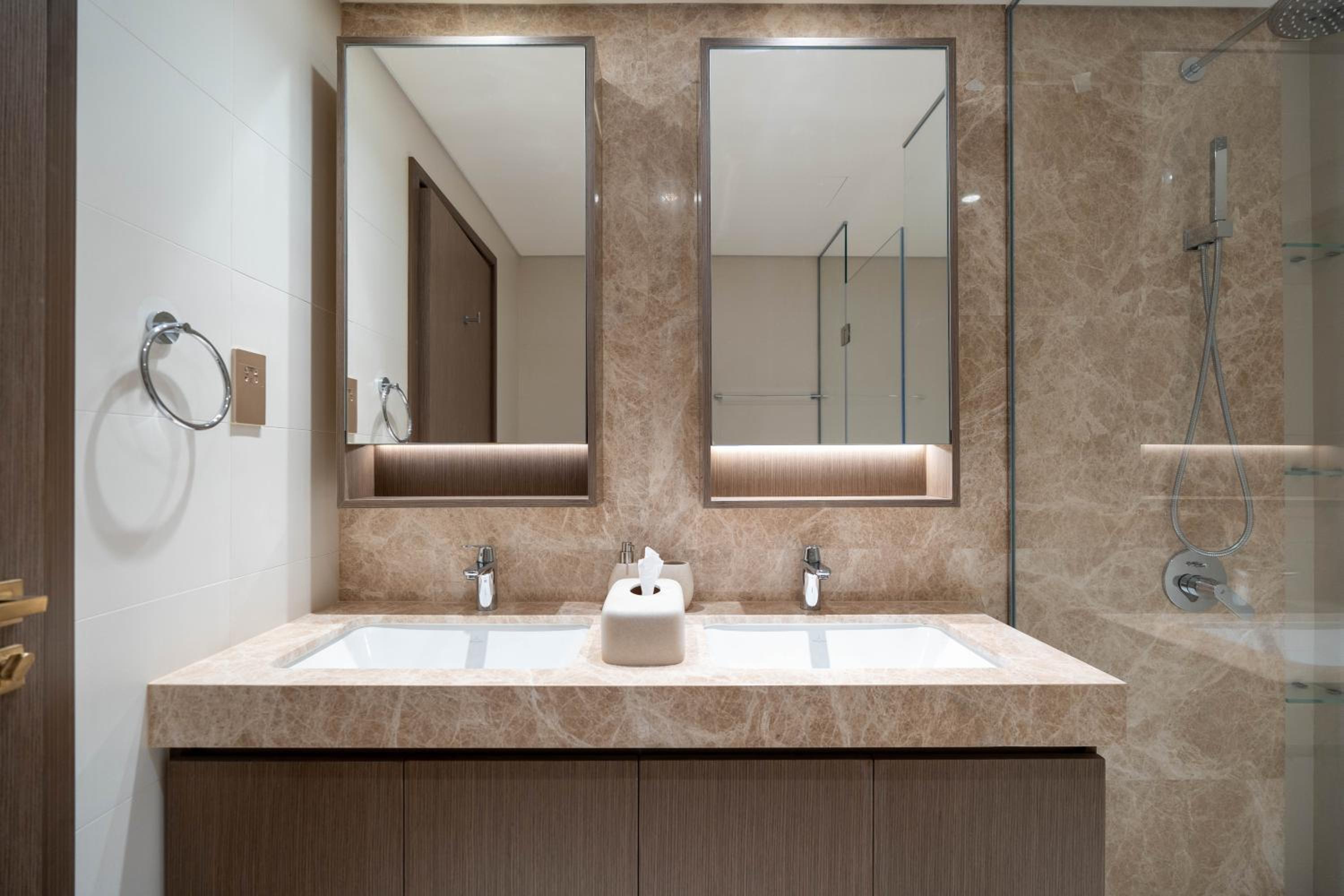 KeyRock - Stylish 2BR Apt with Palm Jumeirah View, Balcony , Pool & Gym Access
