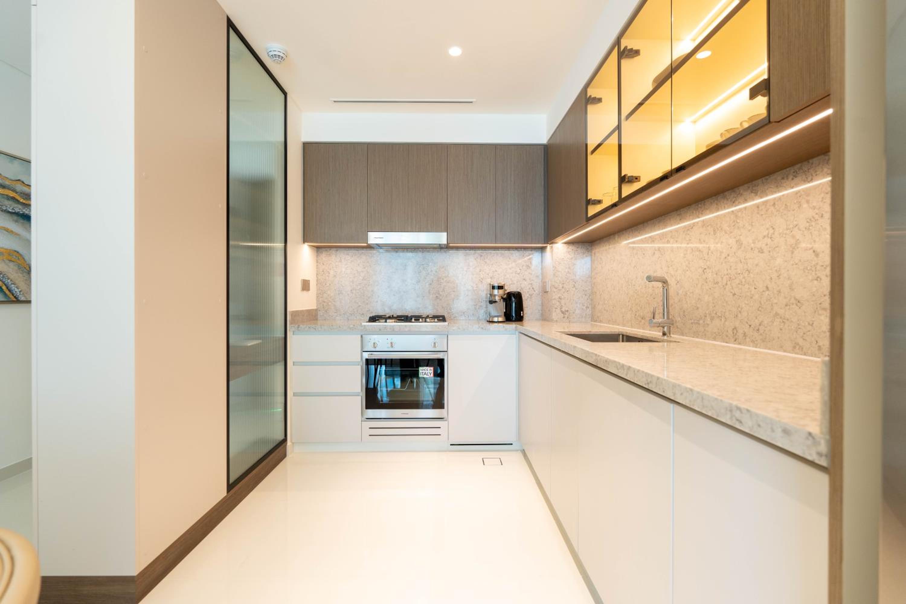 KeyRock - Stylish 2BR Apt with Palm Jumeirah View, Balcony , Pool & Gym Access