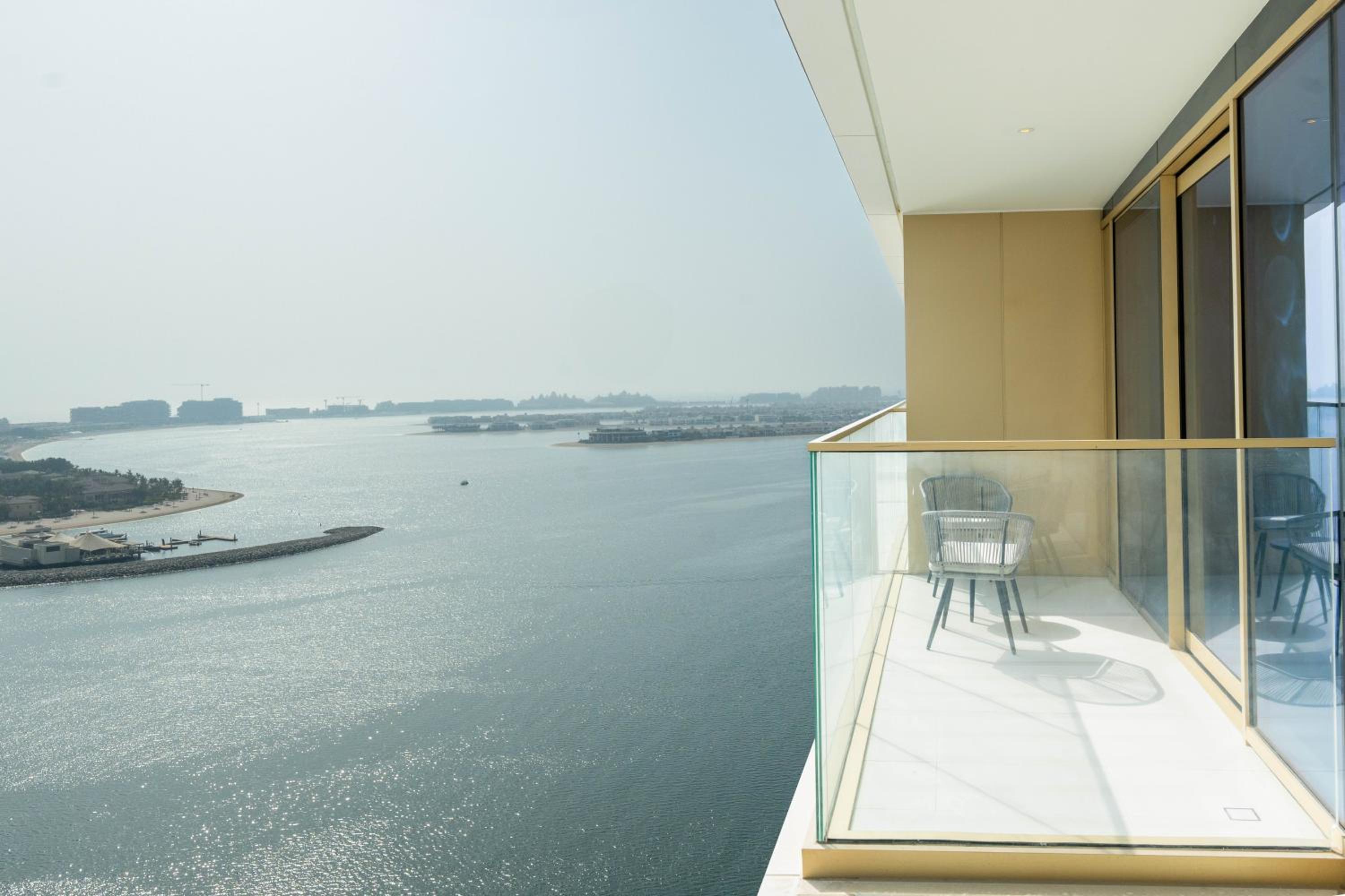 KeyRock - Stylish 2BR Apt with Palm Jumeirah View, Balcony , Pool & Gym Access