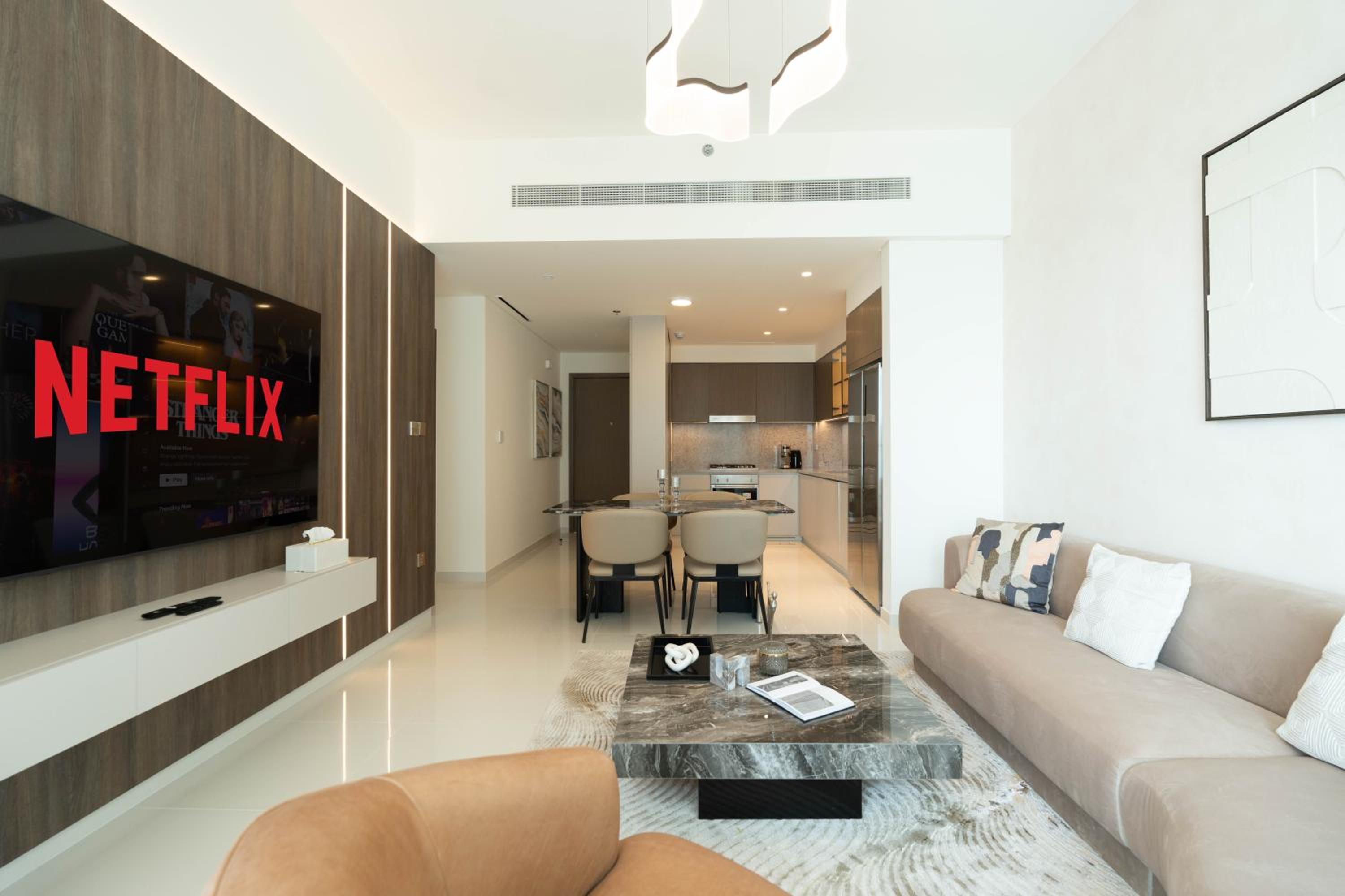 KeyRock - Stylish 2BR Apt with Palm Jumeirah View, Balcony , Pool & Gym Access