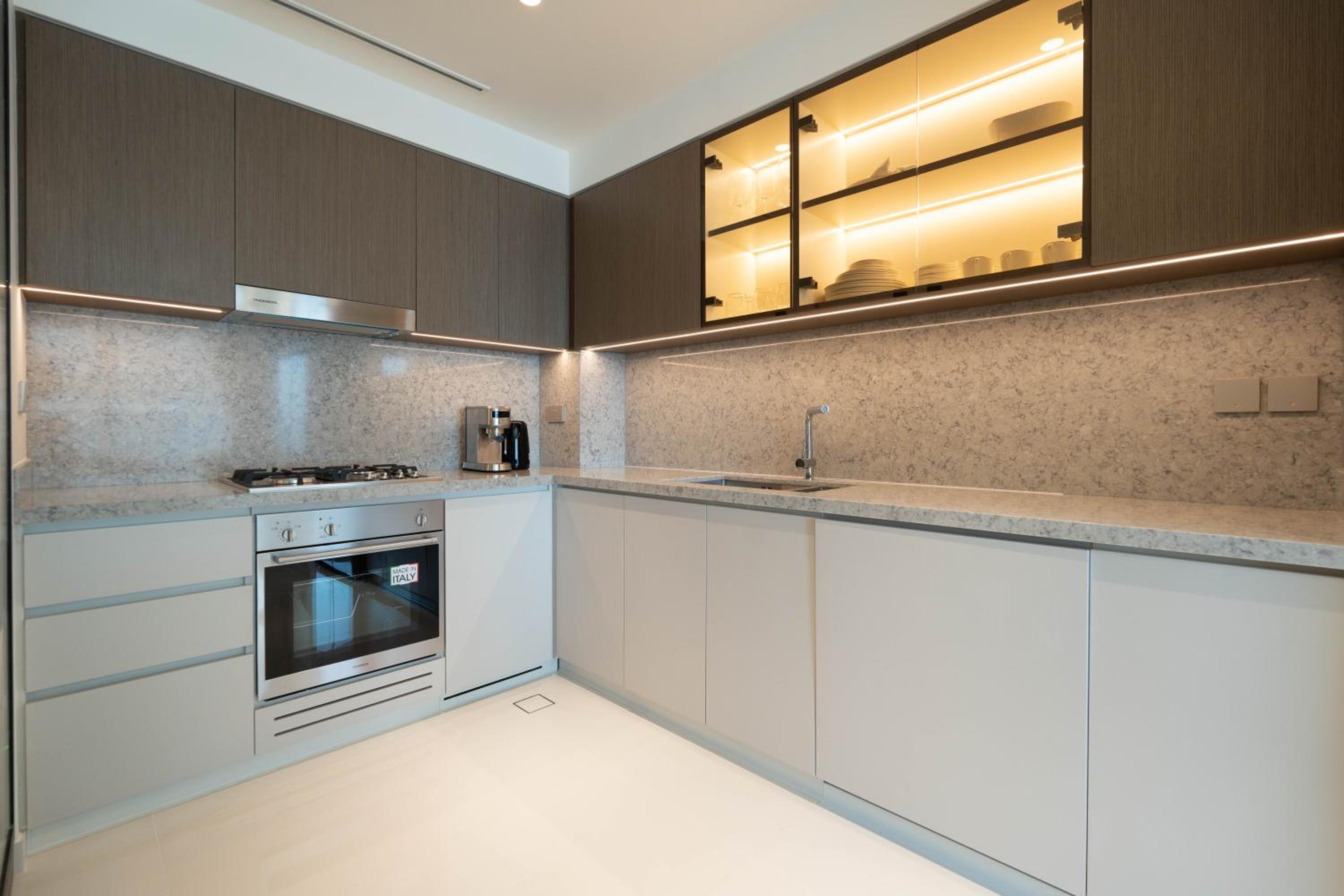 KeyRock - Stylish 2BR Apt with Palm Jumeirah View, Balcony , Pool & Gym Access