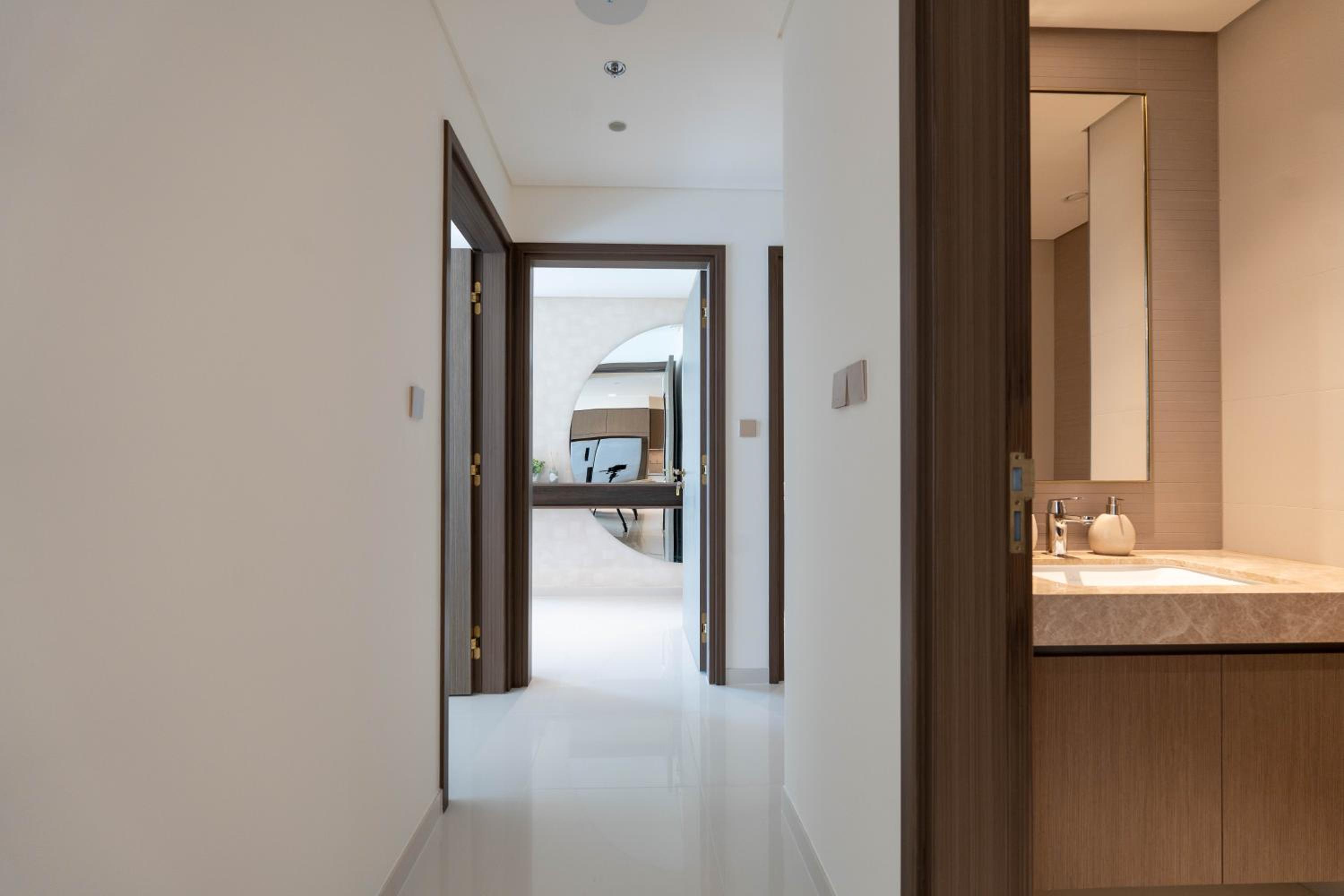 KeyRock - Stylish 2BR Apt with Palm Jumeirah View, Balcony , Pool & Gym Access