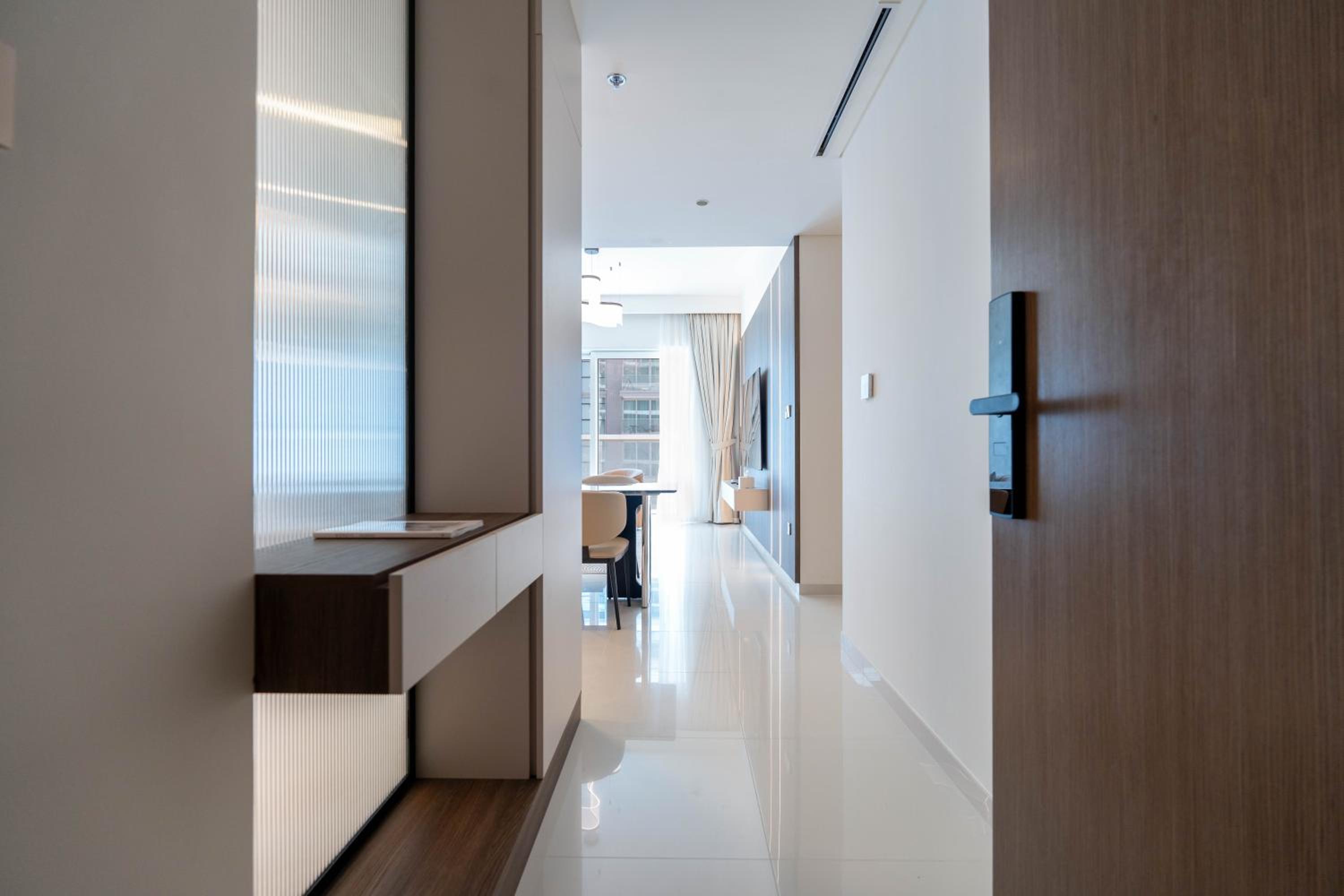 KeyRock - Stylish 2BR Apt with Palm Jumeirah View, Balcony , Pool & Gym Access
