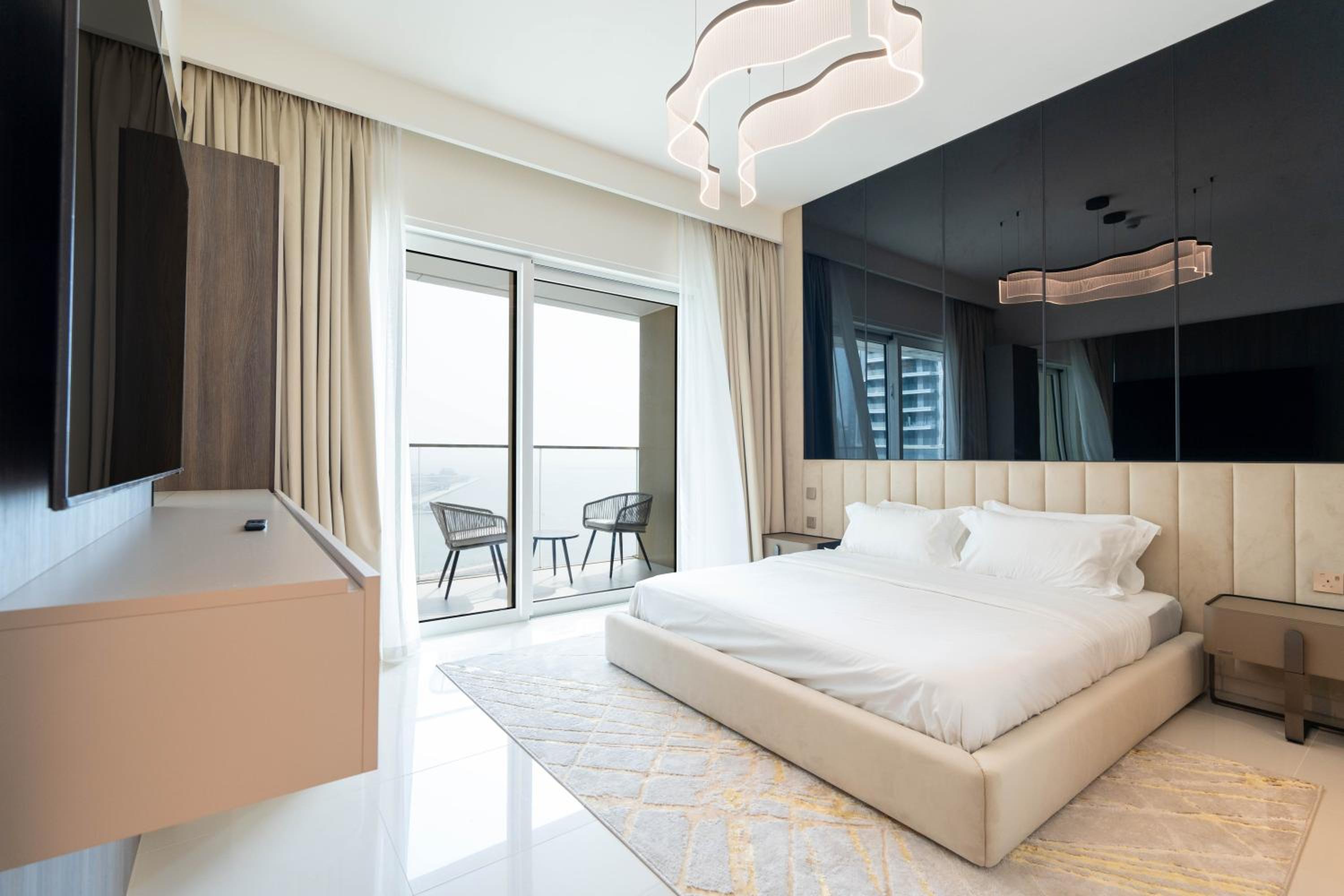 KeyRock - Stylish 2BR Apt with Palm Jumeirah View, Balcony , Pool & Gym Access