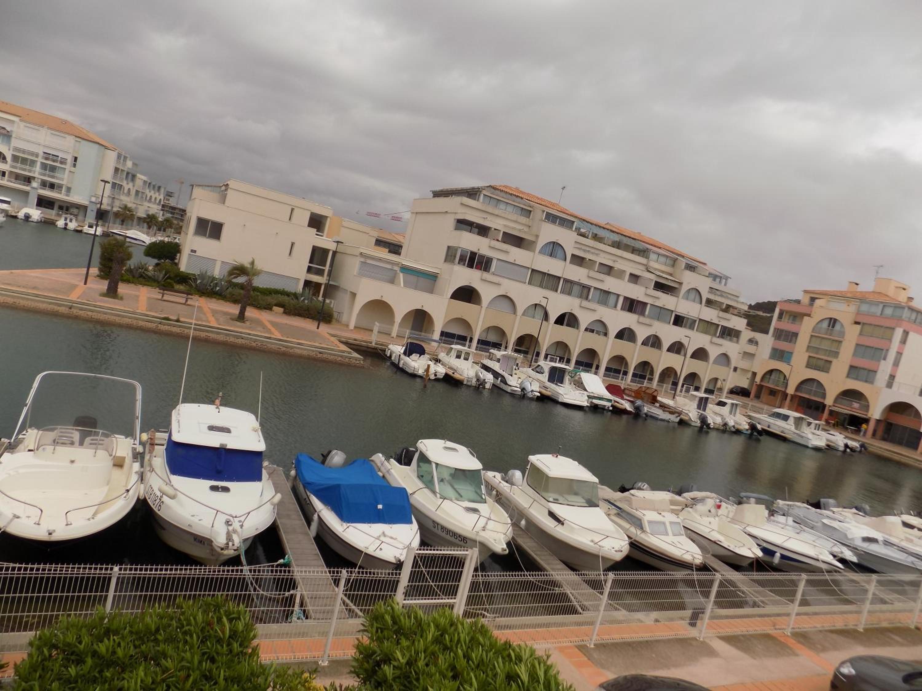 Marina et plage à vos pieds