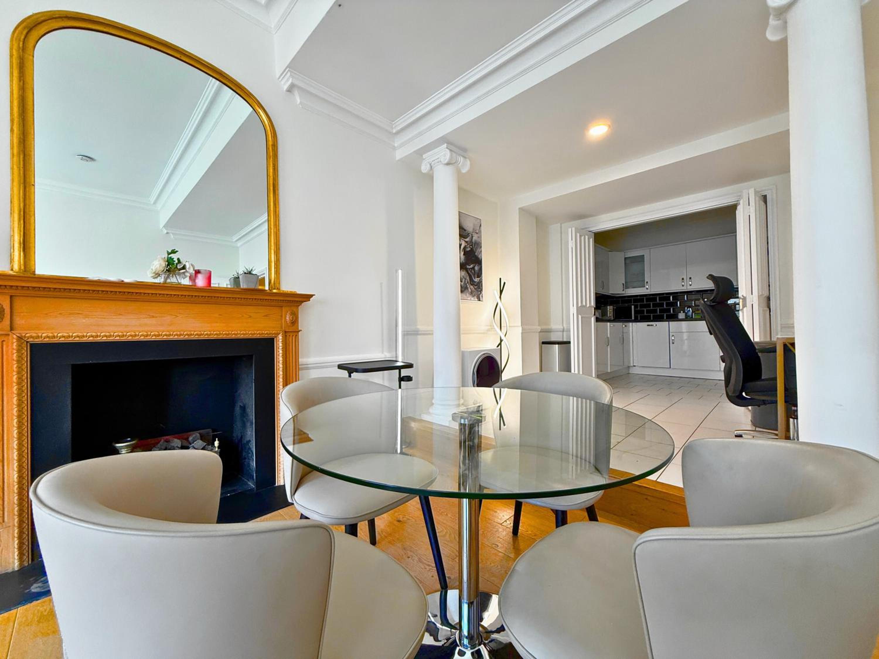 Knightsbridge & South Kensington, Private Garden Super King 2Beds 2Bath by Hyde Park & Royal Albert Hall