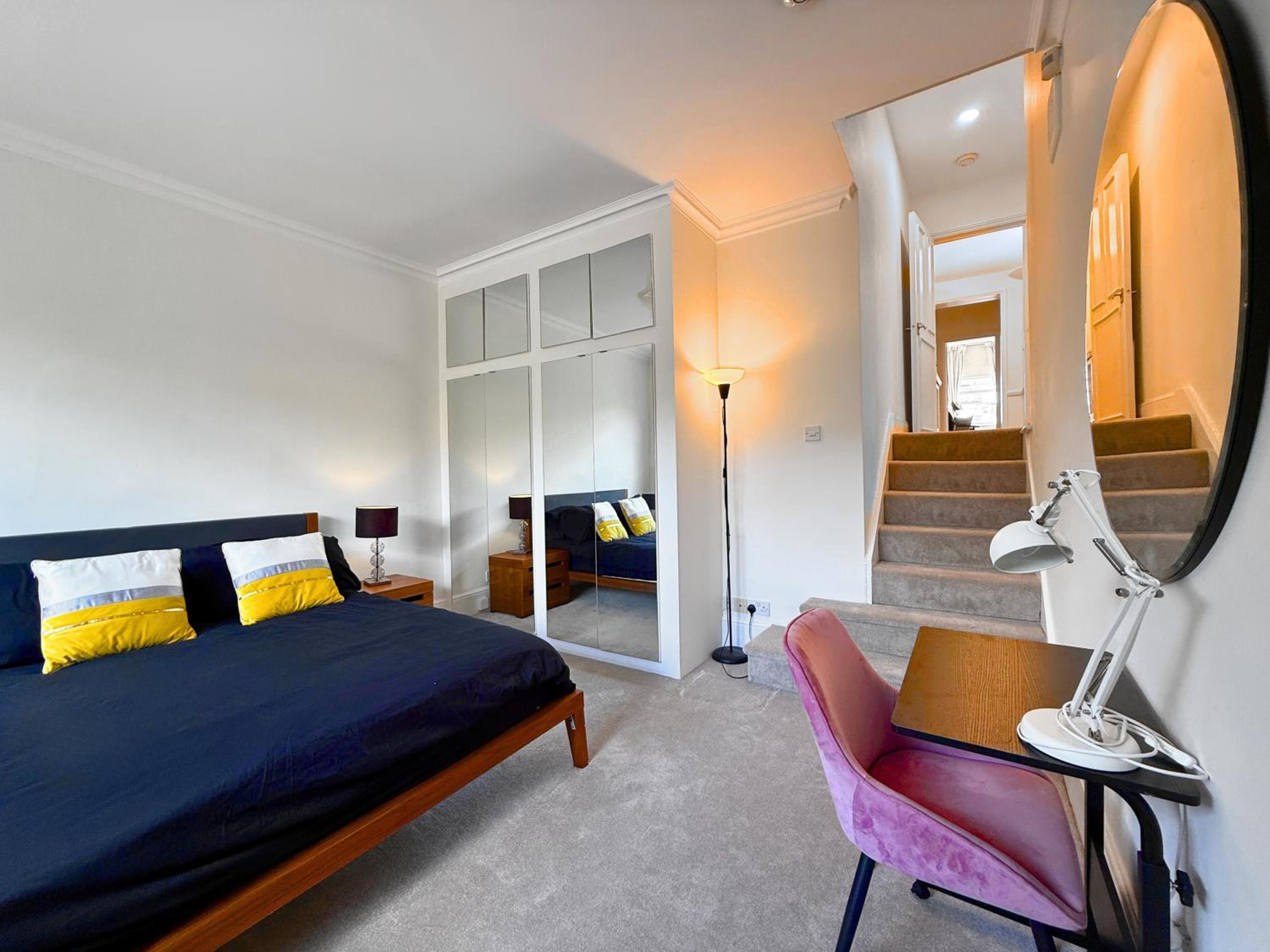Knightsbridge & South Kensington, Private Garden Super King 2Beds 2Bath by Hyde Park & Royal Albert Hall