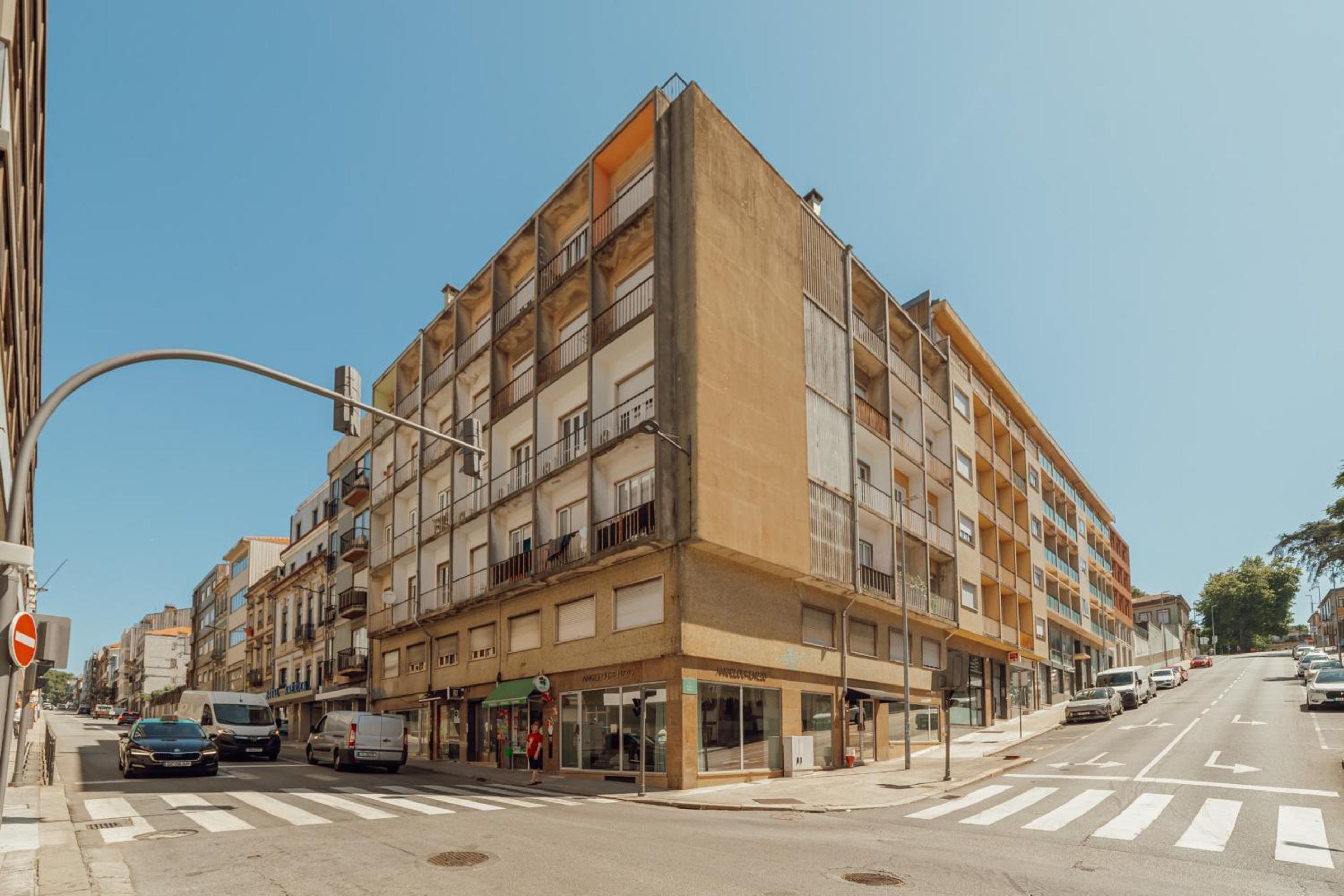 Santa Catarina Flat 2BD with Balcony by Vacationy