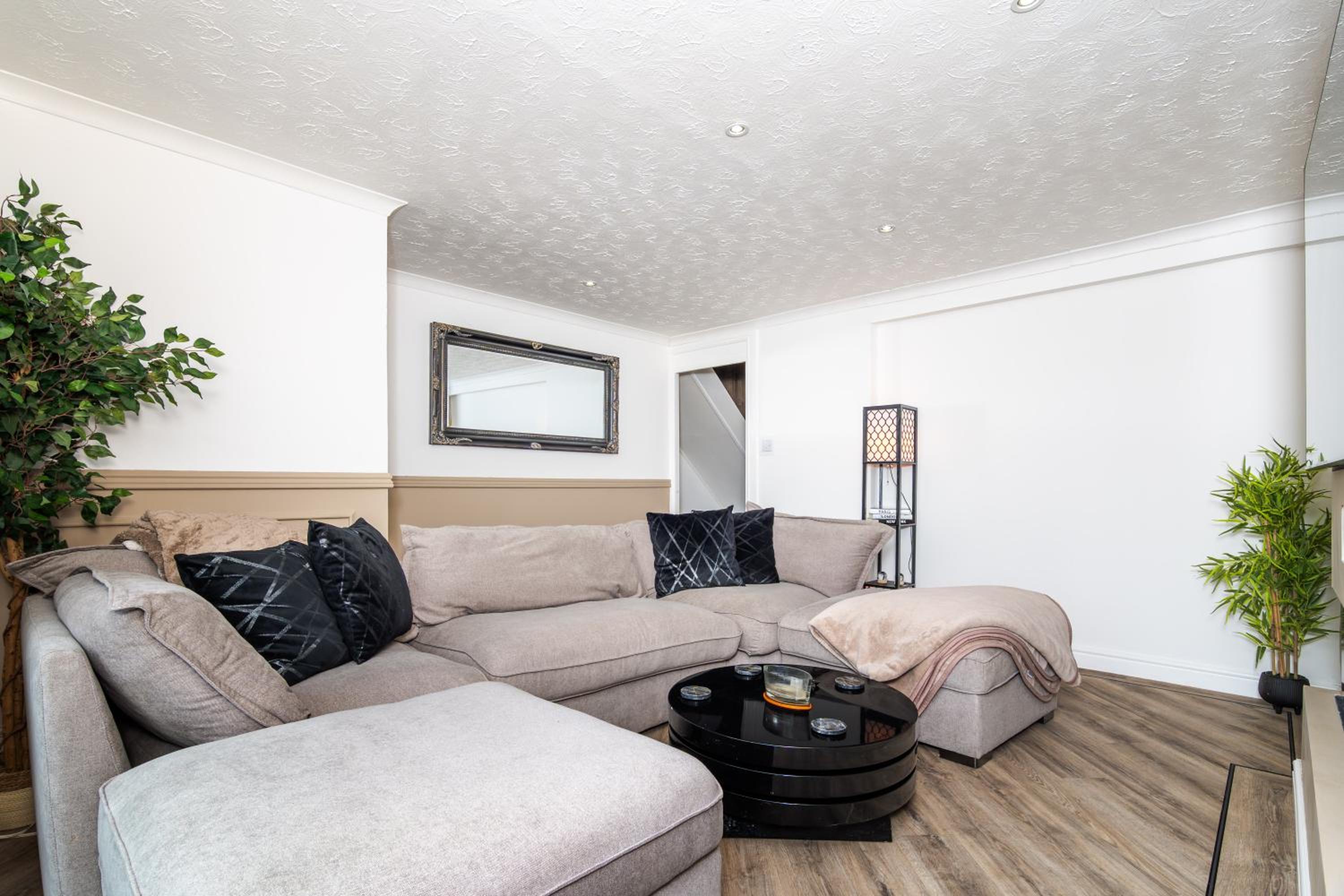 2 Bedroom House-Free Parking