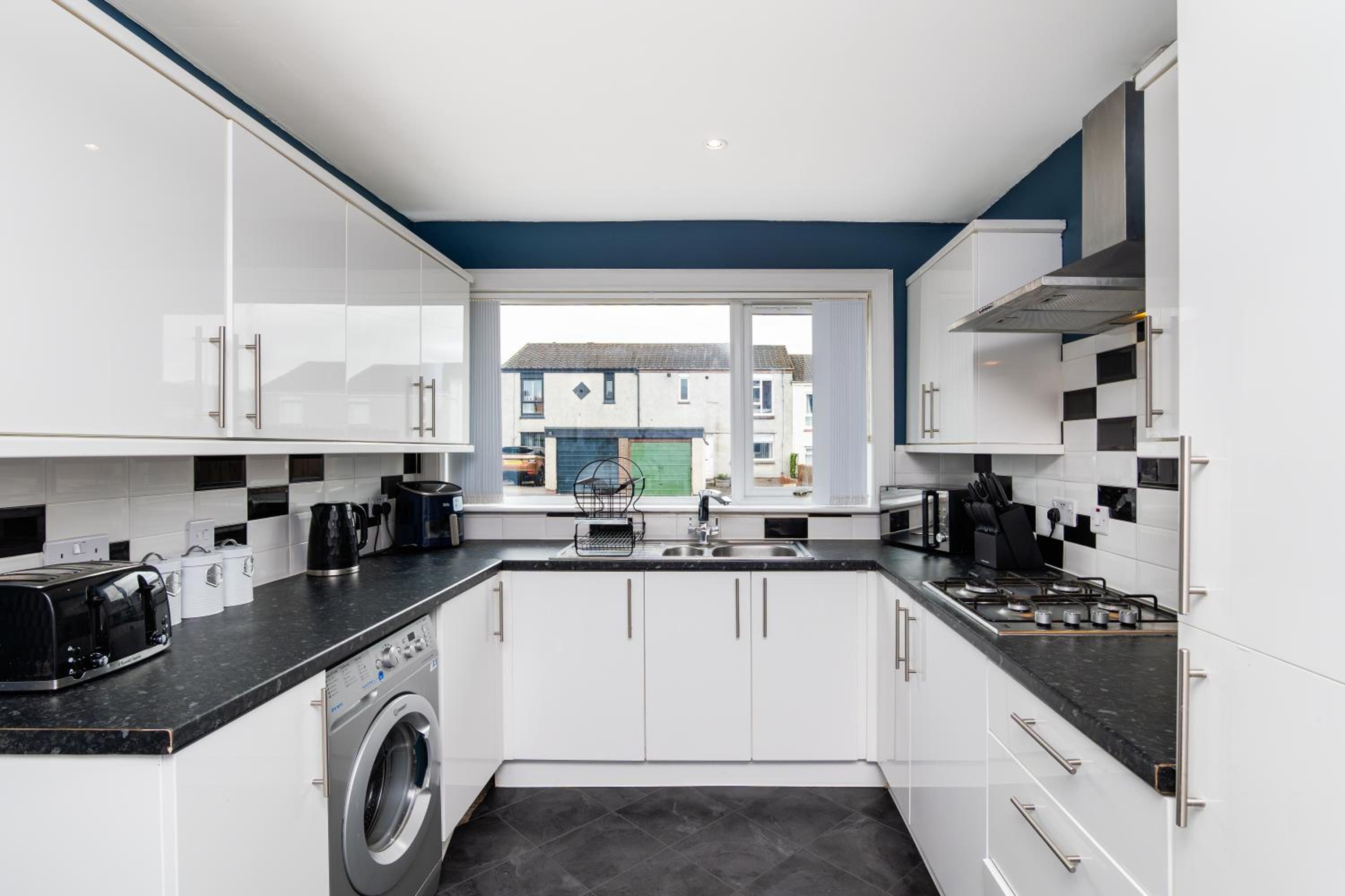 2 Bedroom House-Free Parking