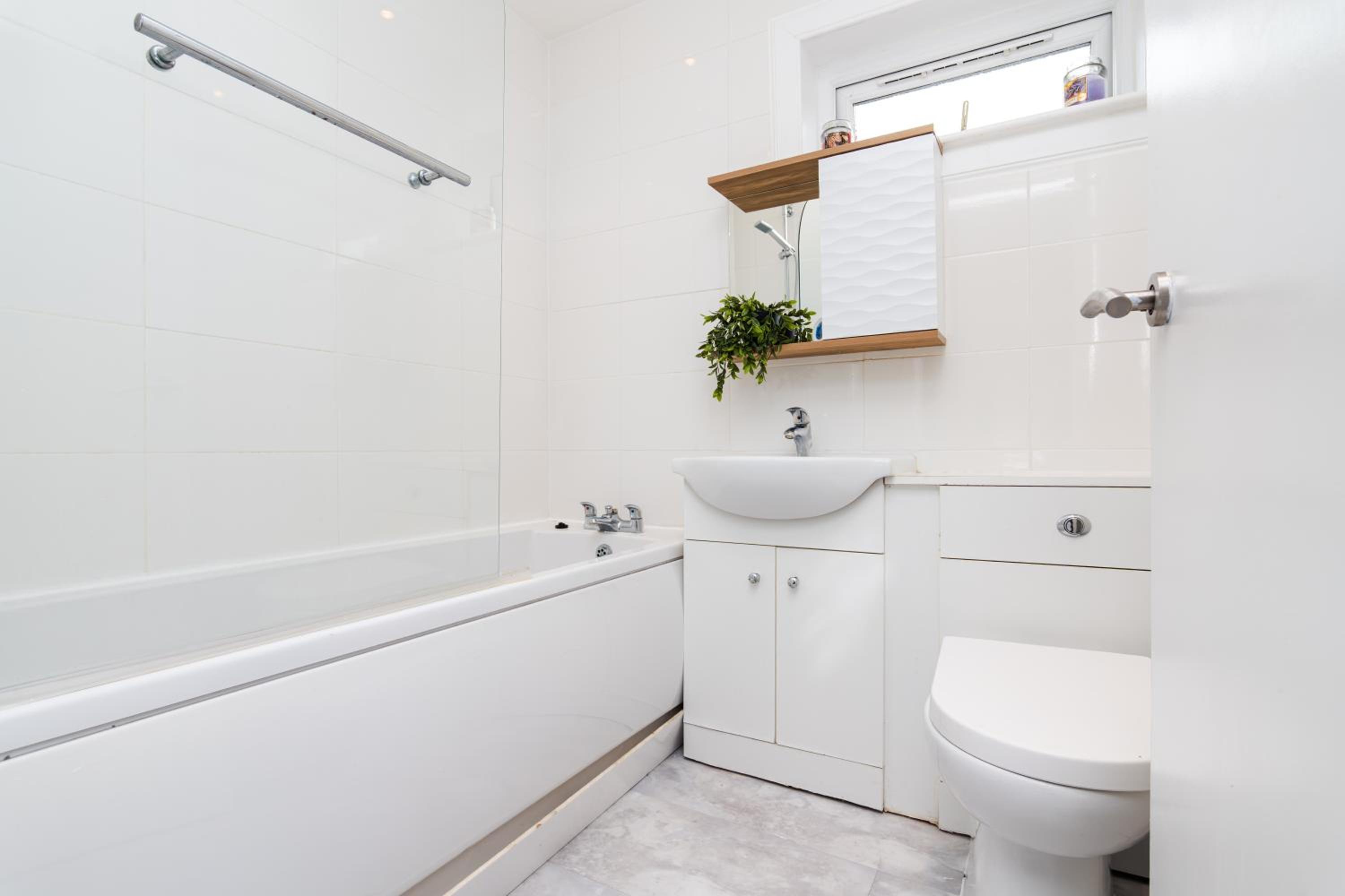 2 Bedroom House-Free Parking