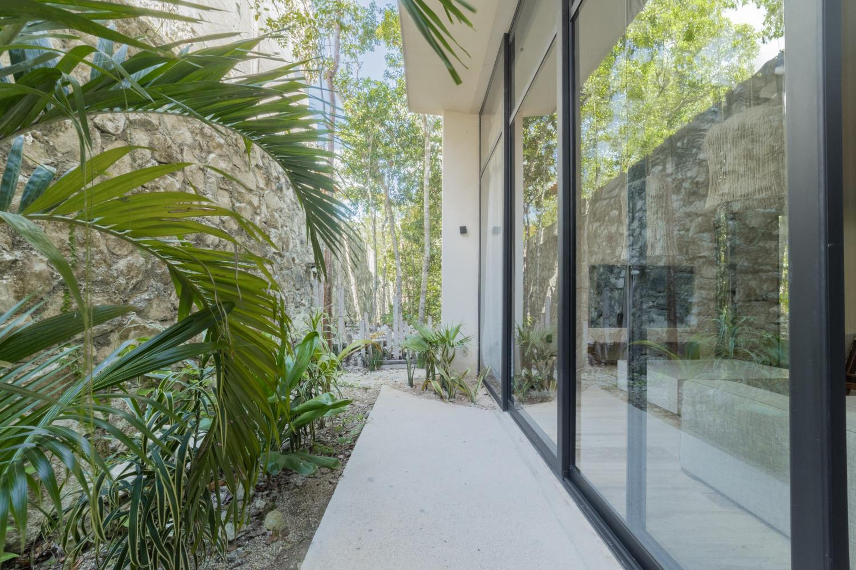 BT Homes - Tulum - Exclusiva villa de lujo con piscina, gym y pista de pádel