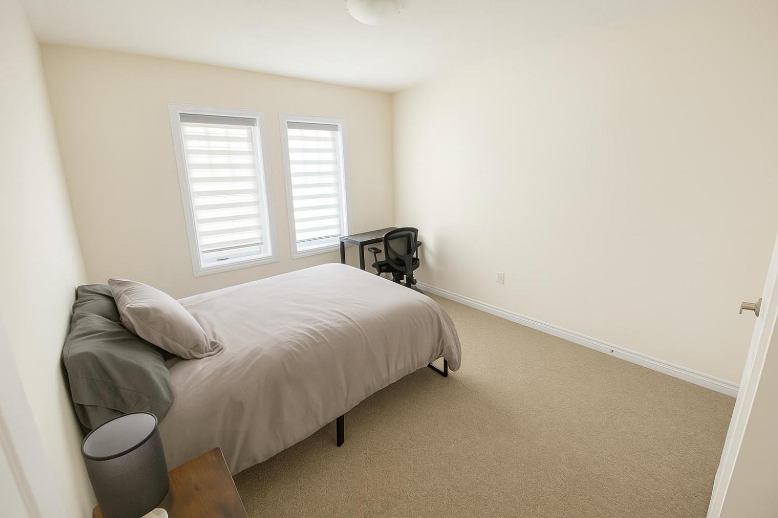 Central & Cozy 2BR Townhome with Free Parking, WiFi, Full Kitchen, Laundry, Steps to Strip Plaza & 5 Min Drive to Innisfil Beach Park! Perfect for Work Tri