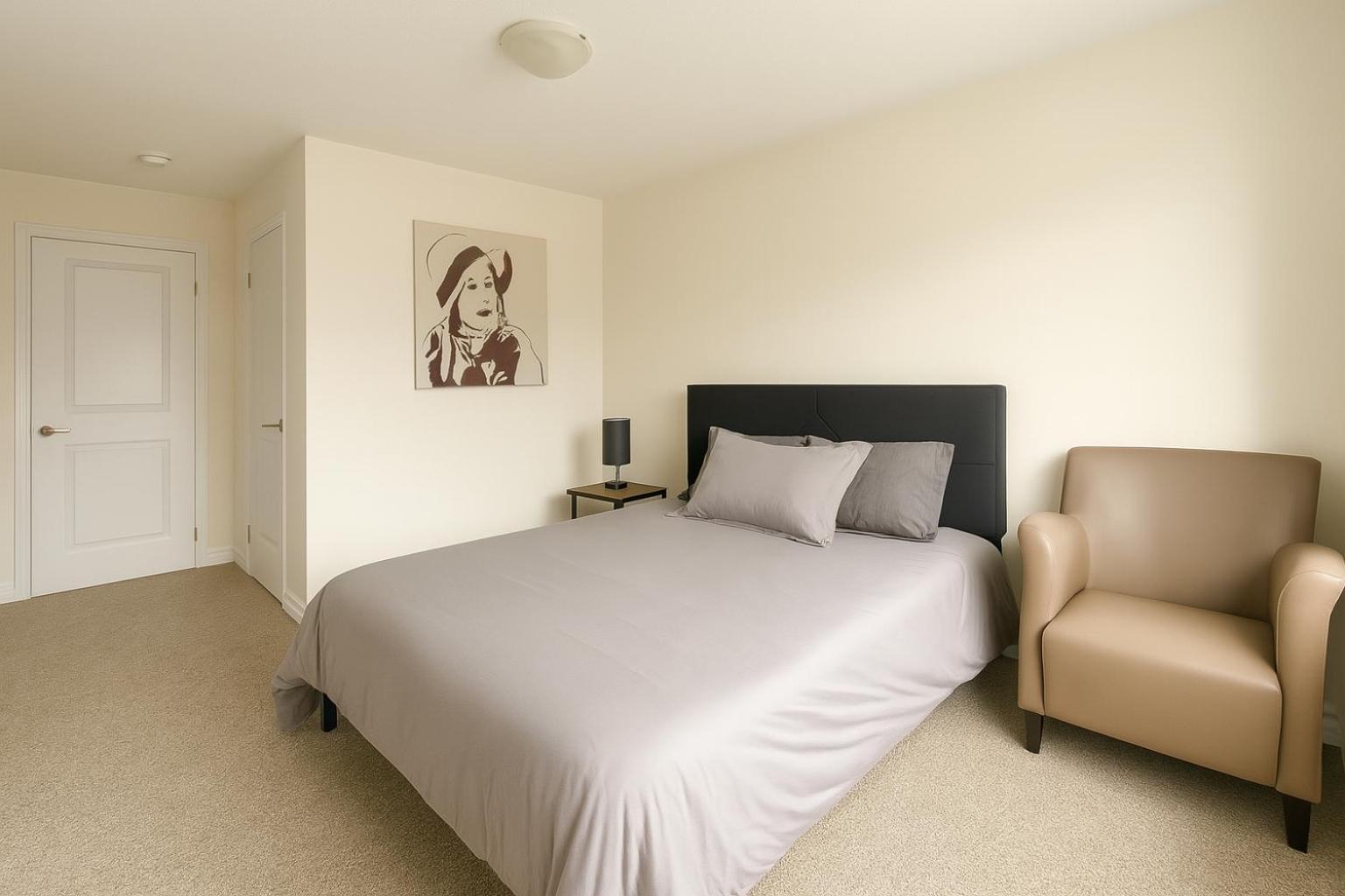 Central & Cozy 2BR Townhome with Free Parking, WiFi, Full Kitchen, Laundry, Steps to Strip Plaza & 5 Min Drive to Innisfil Beach Park! Perfect for Work Tri