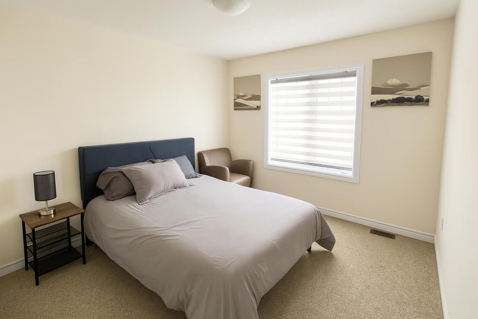 Central & Cozy 2BR Townhome with Free Parking, WiFi, Full Kitchen, Laundry, Steps to Strip Plaza & 5 Min Drive to Innisfil Beach Park! Perfect for Work Tri