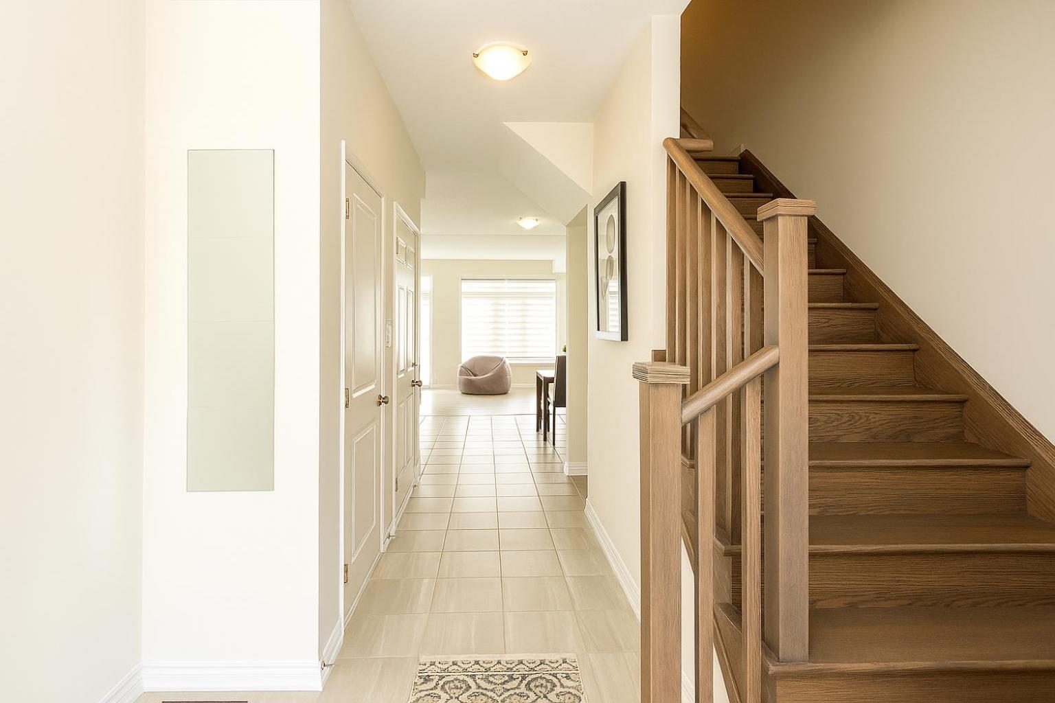 Central & Cozy 2BR Townhome with Free Parking, WiFi, Full Kitchen, Laundry, Steps to Strip Plaza & 5 Min Drive to Innisfil Beach Park! Perfect for Work Tri