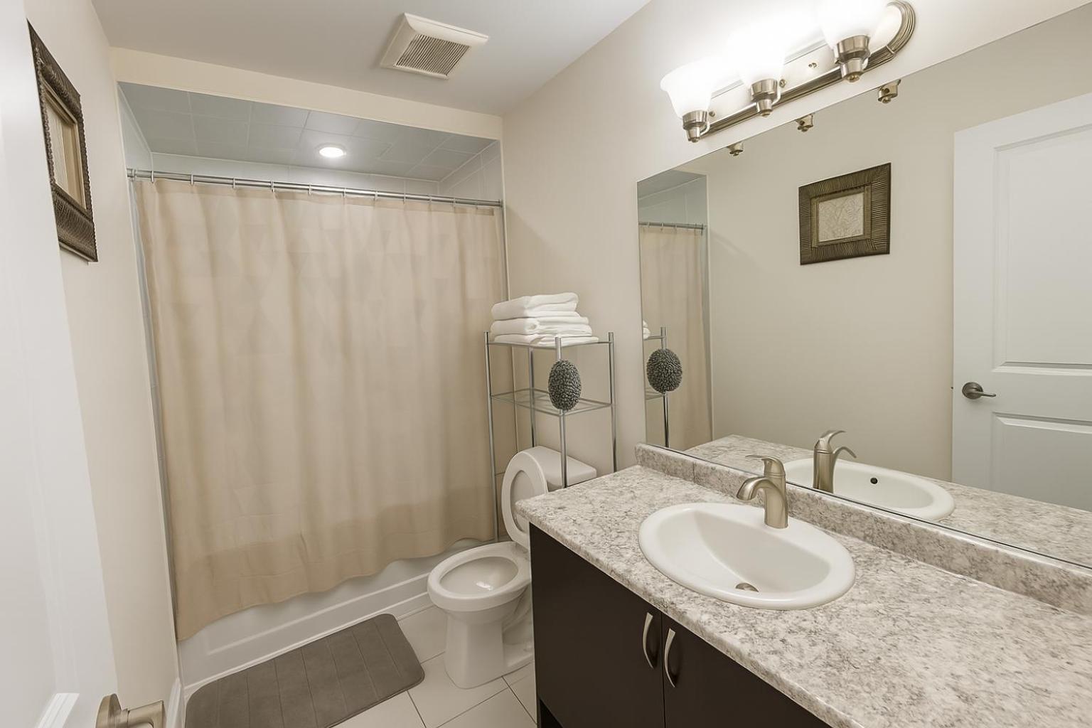 Central & Cozy 2BR Townhome with Free Parking, WiFi, Full Kitchen, Laundry, Steps to Strip Plaza & 5 Min Drive to Innisfil Beach Park! Perfect for Work Tri