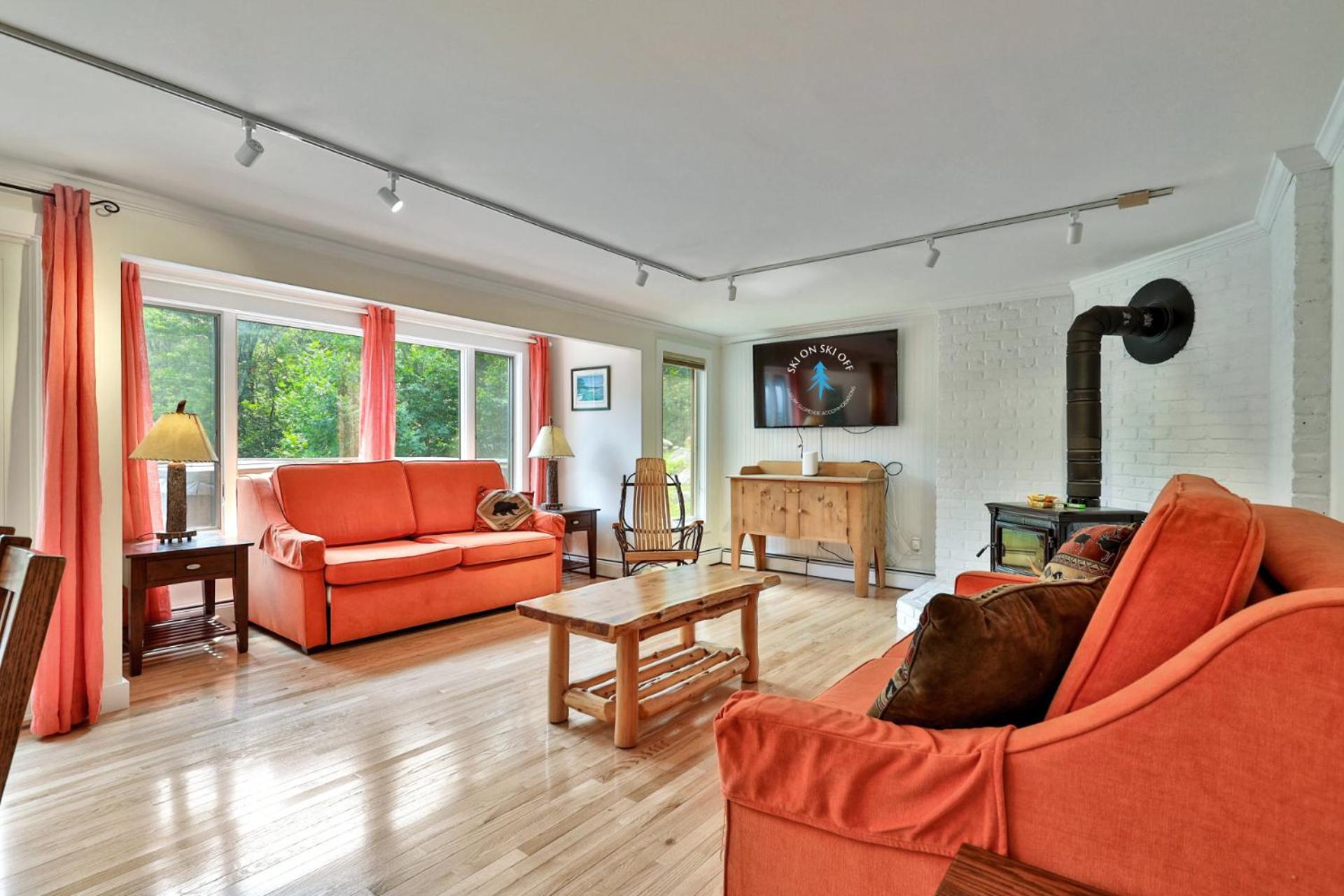 Trailside Village #1 - Slopeside 1BR with Hot Tub and Sauna, Ski In Ski Out, BBQ