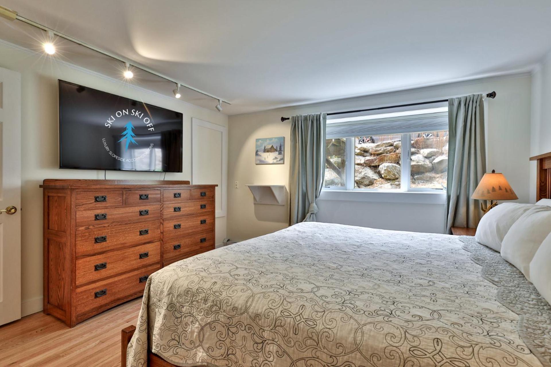 Trailside Village #1 - Slopeside 1BR with Hot Tub and Sauna, Ski In Ski Out, BBQ