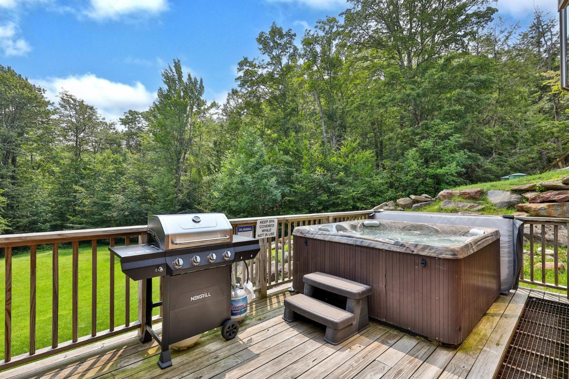 Trailside Village #1 - Slopeside 1BR with Hot Tub and Sauna, Ski In Ski Out, BBQ