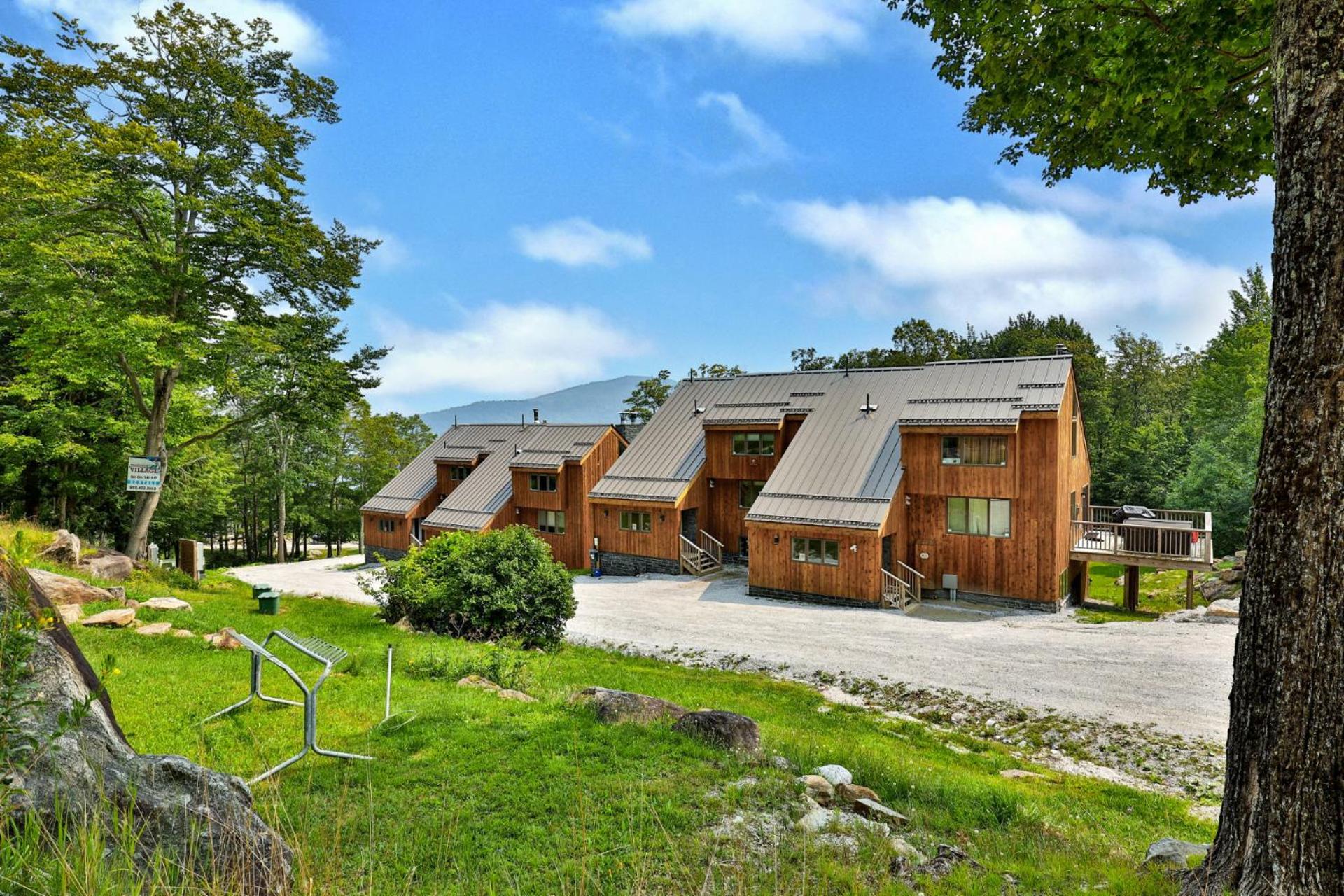 Trailside Village #1 - Slopeside 1BR with Hot Tub and Sauna, Ski In Ski Out, BBQ